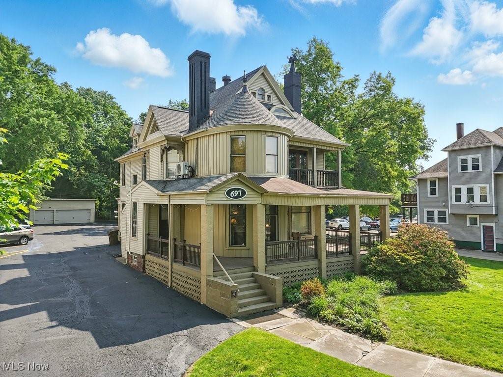 Akron, OH 44303,697 W Market ST