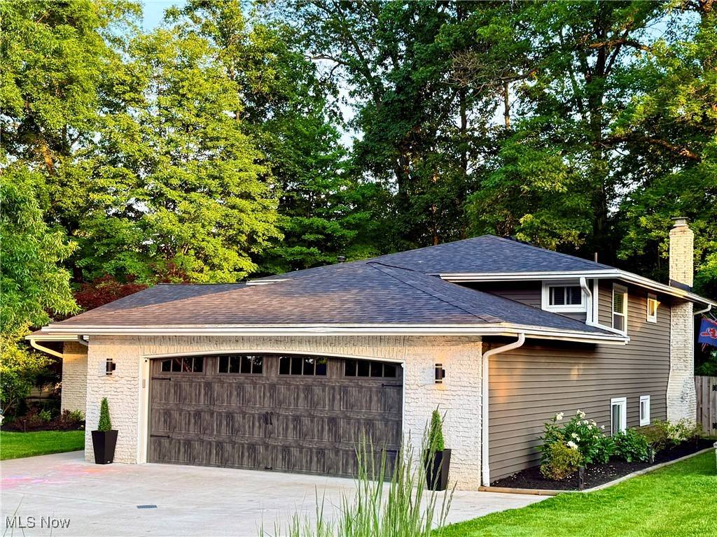Strongsville, OH 44136,16537 N White Oaks DR