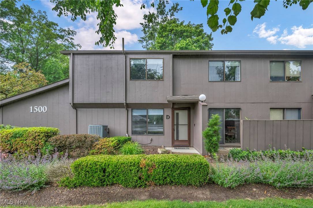 Westlake, OH 44145,1500 Cedarwood DR #1-D