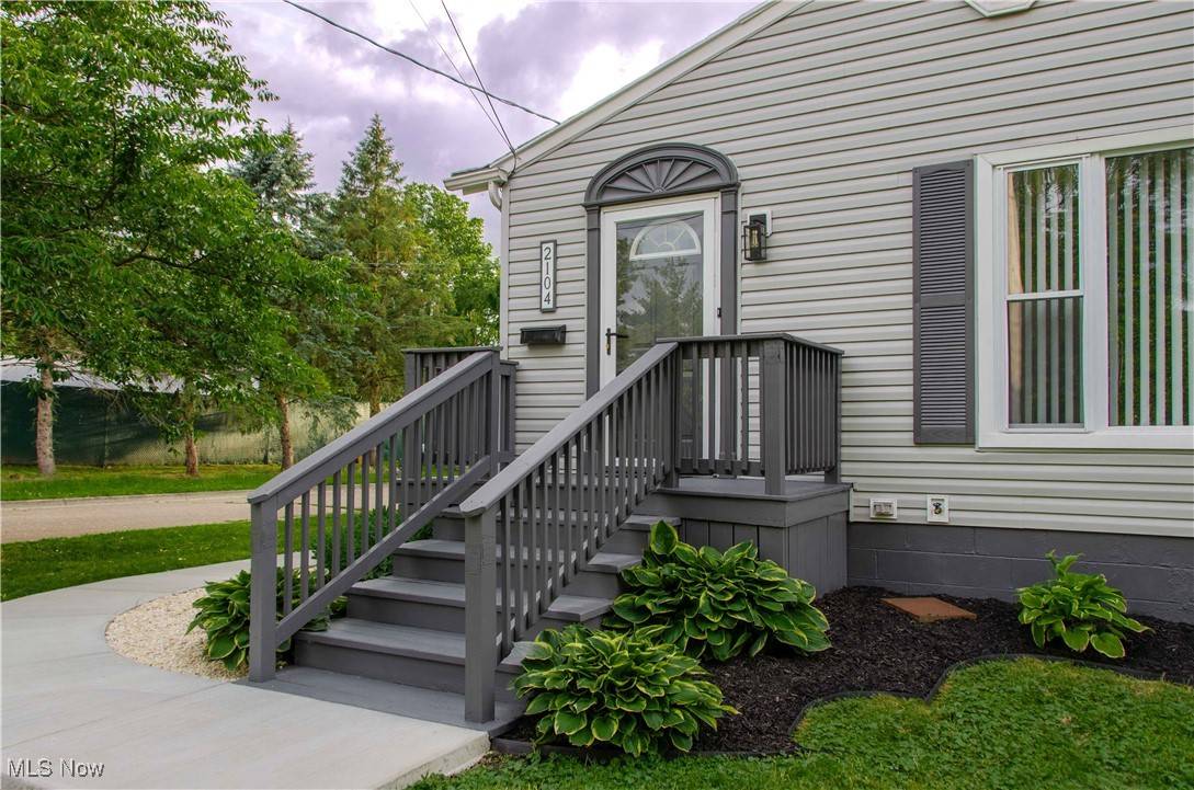 Akron, OH 44301,2104 Hackberry ST