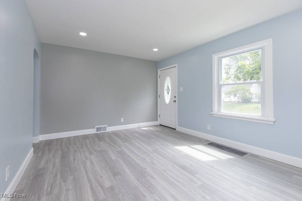 Akron, OH 44305,822 Cree AVE