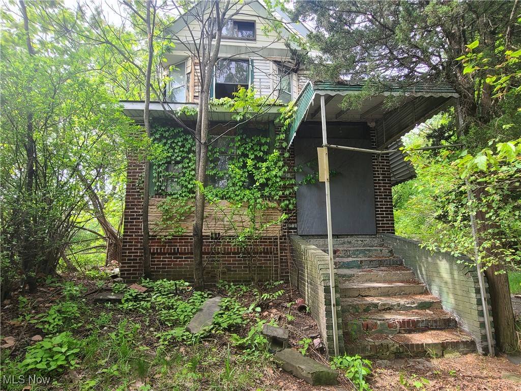 Cleveland, OH 44103,6904 Hough AVE