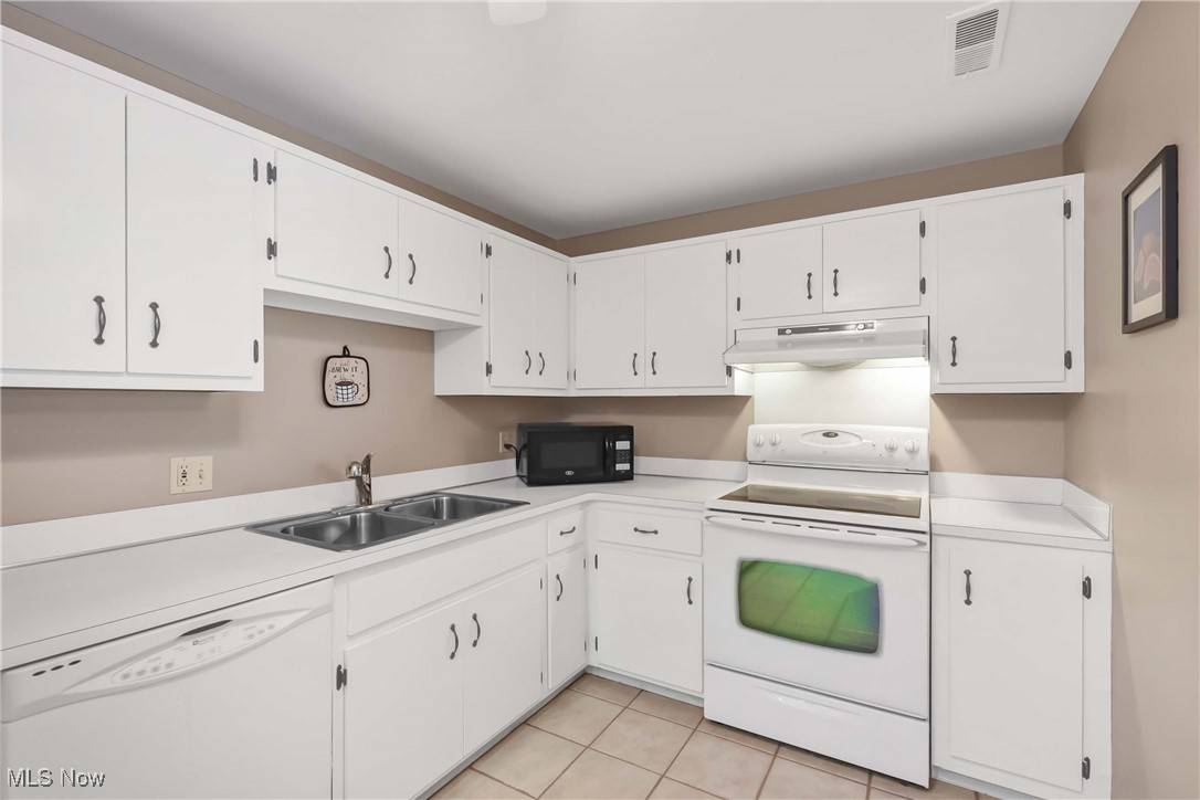 Westlake, OH 44145,2021 King James Pkwy #228