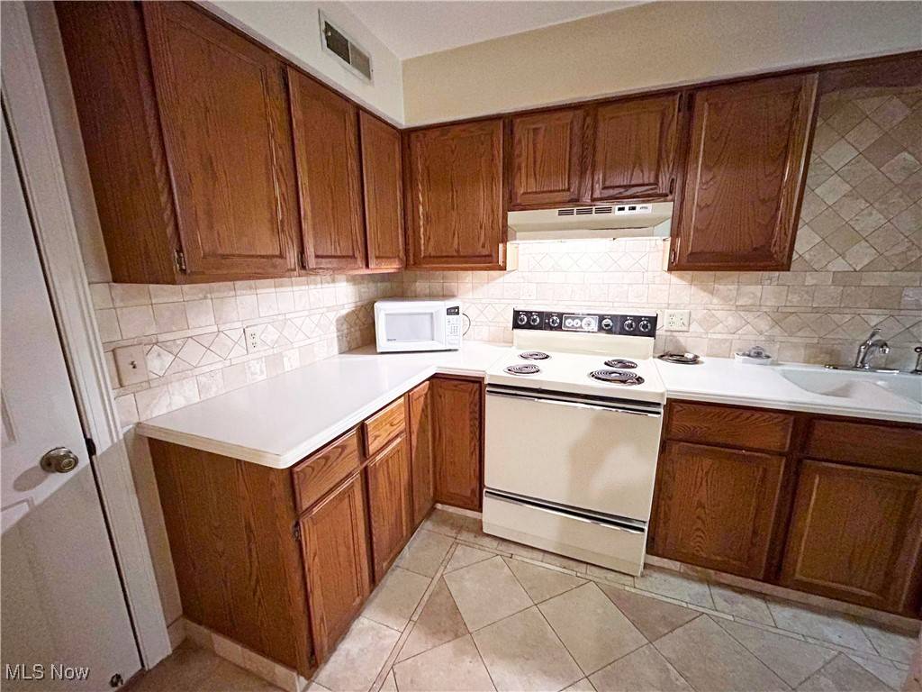 Akron, OH 44313,866 Hanover CT