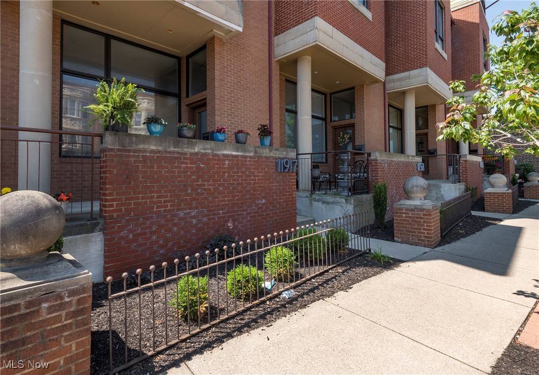 Lakewood, OH 44107,11917 Detroit AVE