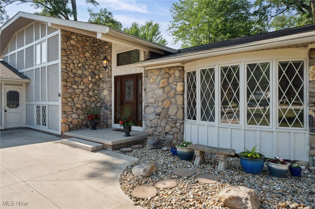 Westlake, OH 44145,27642 Whitehill CIR