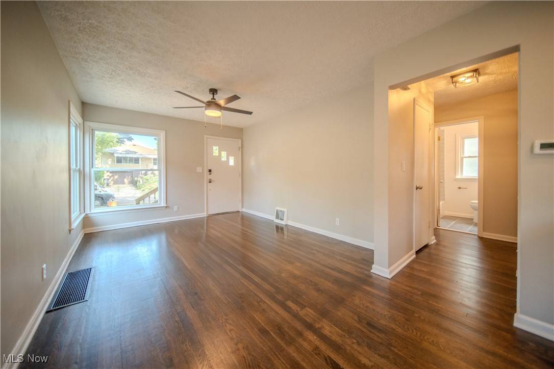 Akron, OH 44305,382 Larkin AVE