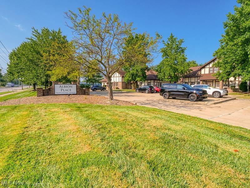 Strongsville, OH 44136,10850 Pearl RD #E-4