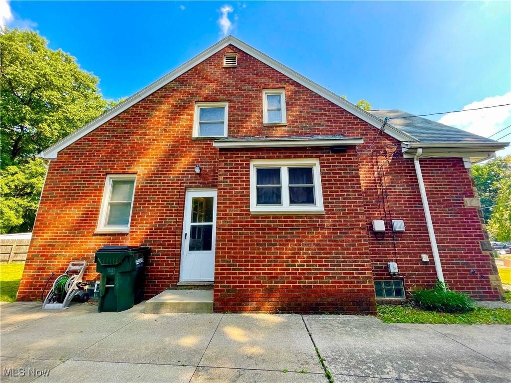 South Euclid, OH 44121,1324 Dorsh RD