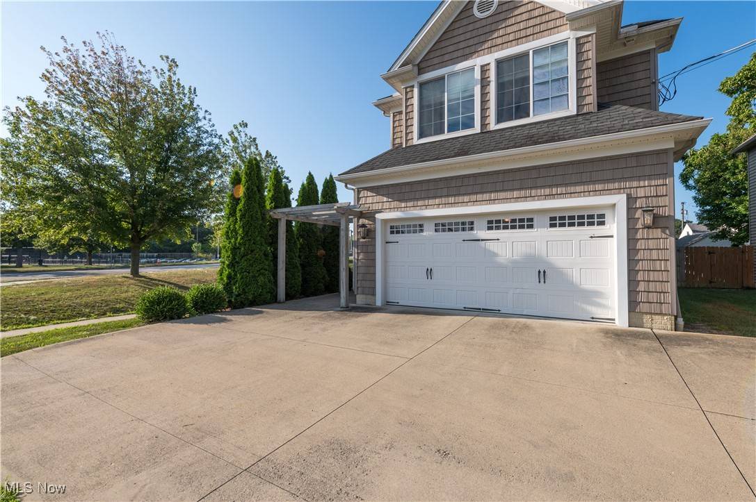 Bay Village, OH 44140,23711 Wolf RD