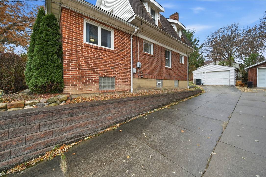 Akron, OH 44305,554 Morningview AVE