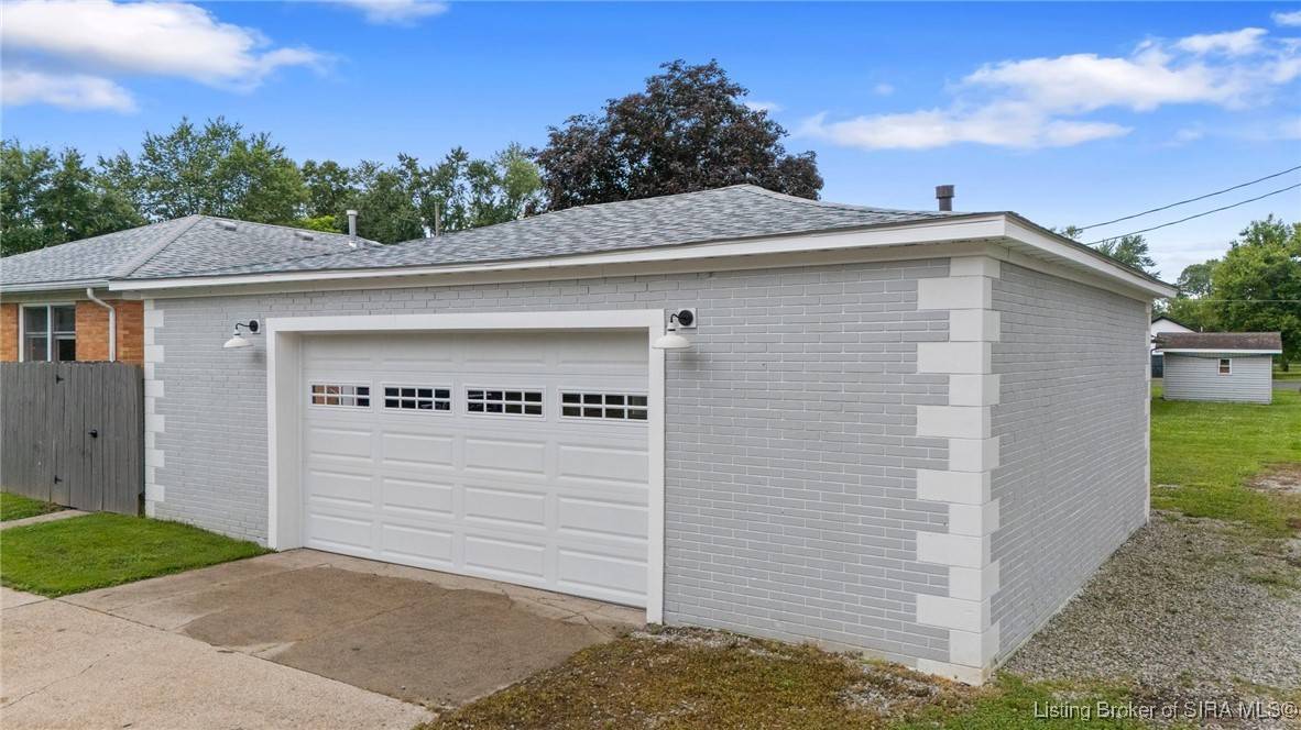 Scottsburg, IN 47170,90 Newman ST