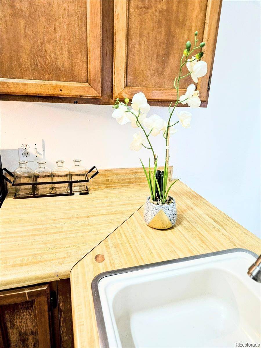 Aurora, CO 80012,912 S Dearborn WAY #19