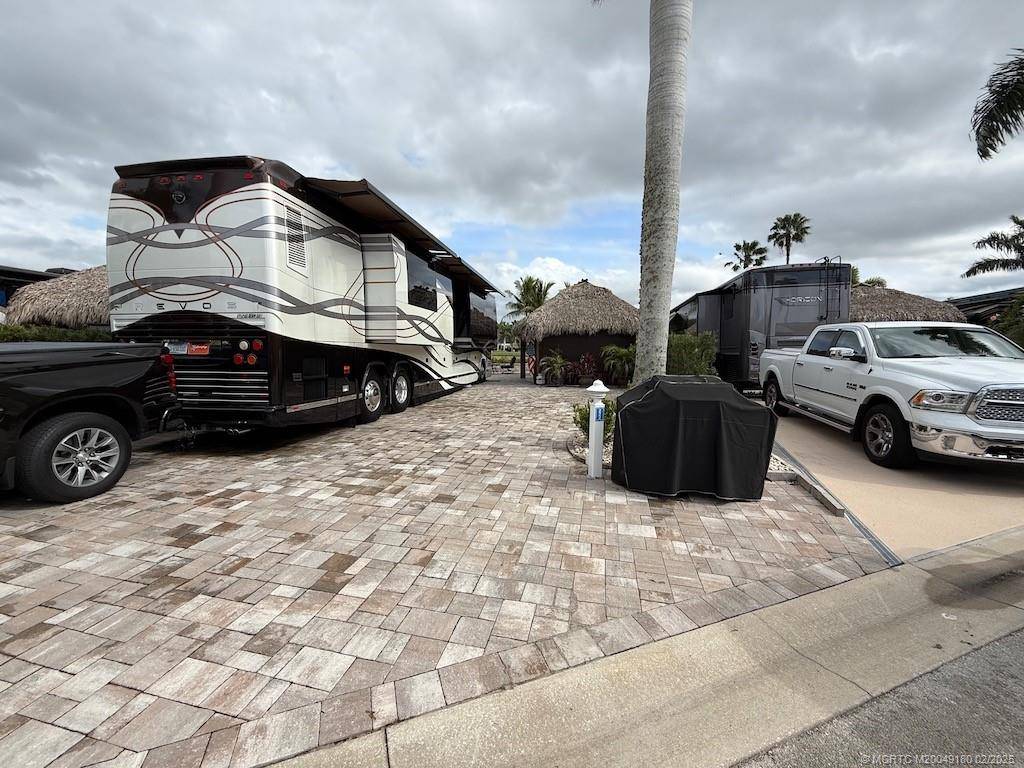 Port Saint Lucie, FL 34986,222 NW Chipshot LN