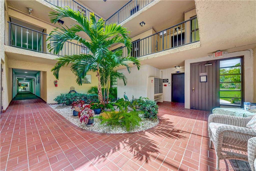 Stuart, FL 34996,1800 SE Saint Lucie BLVD #5-207