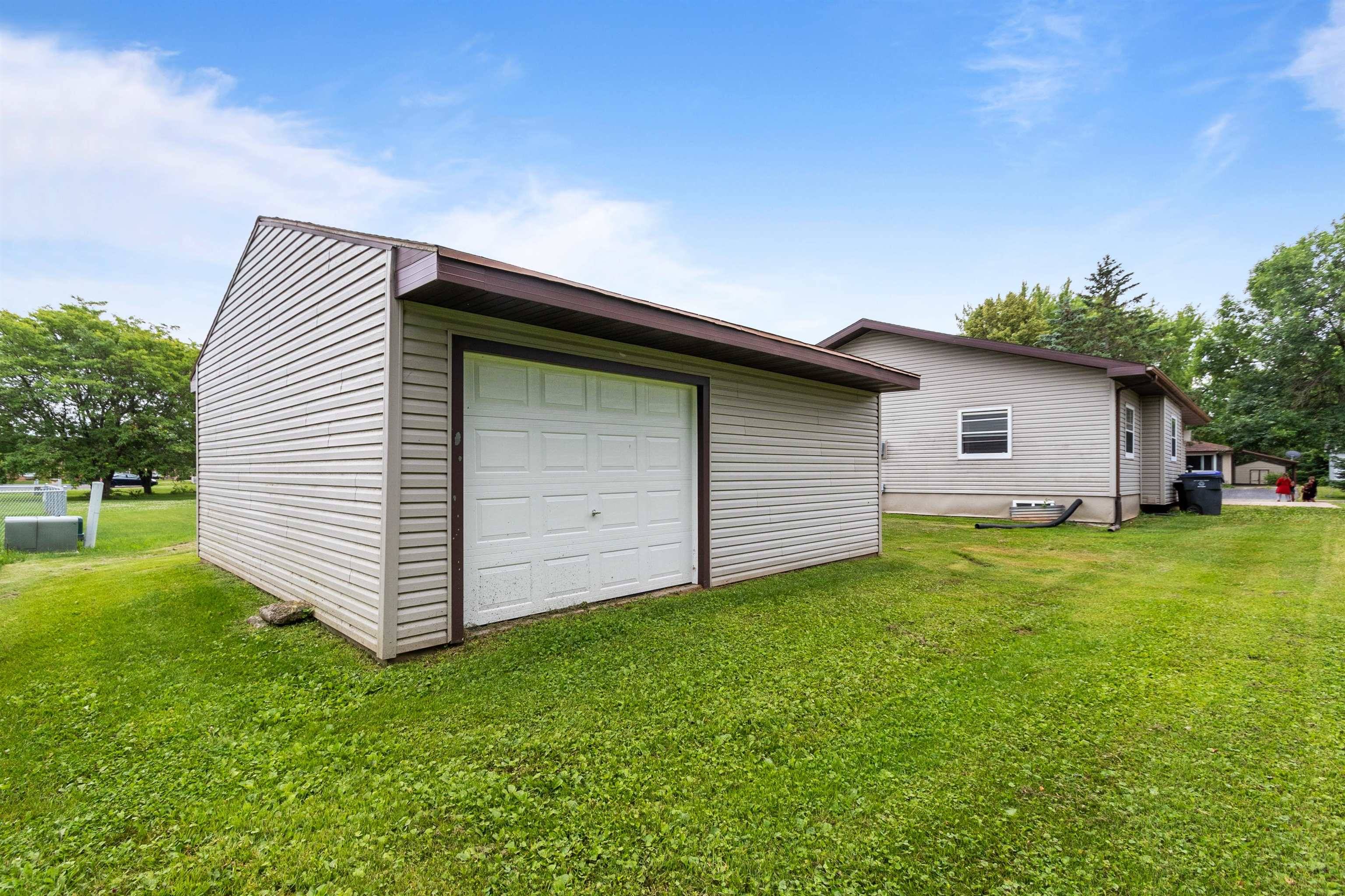 New London, WI 54961,525 OAK RIDGE LN