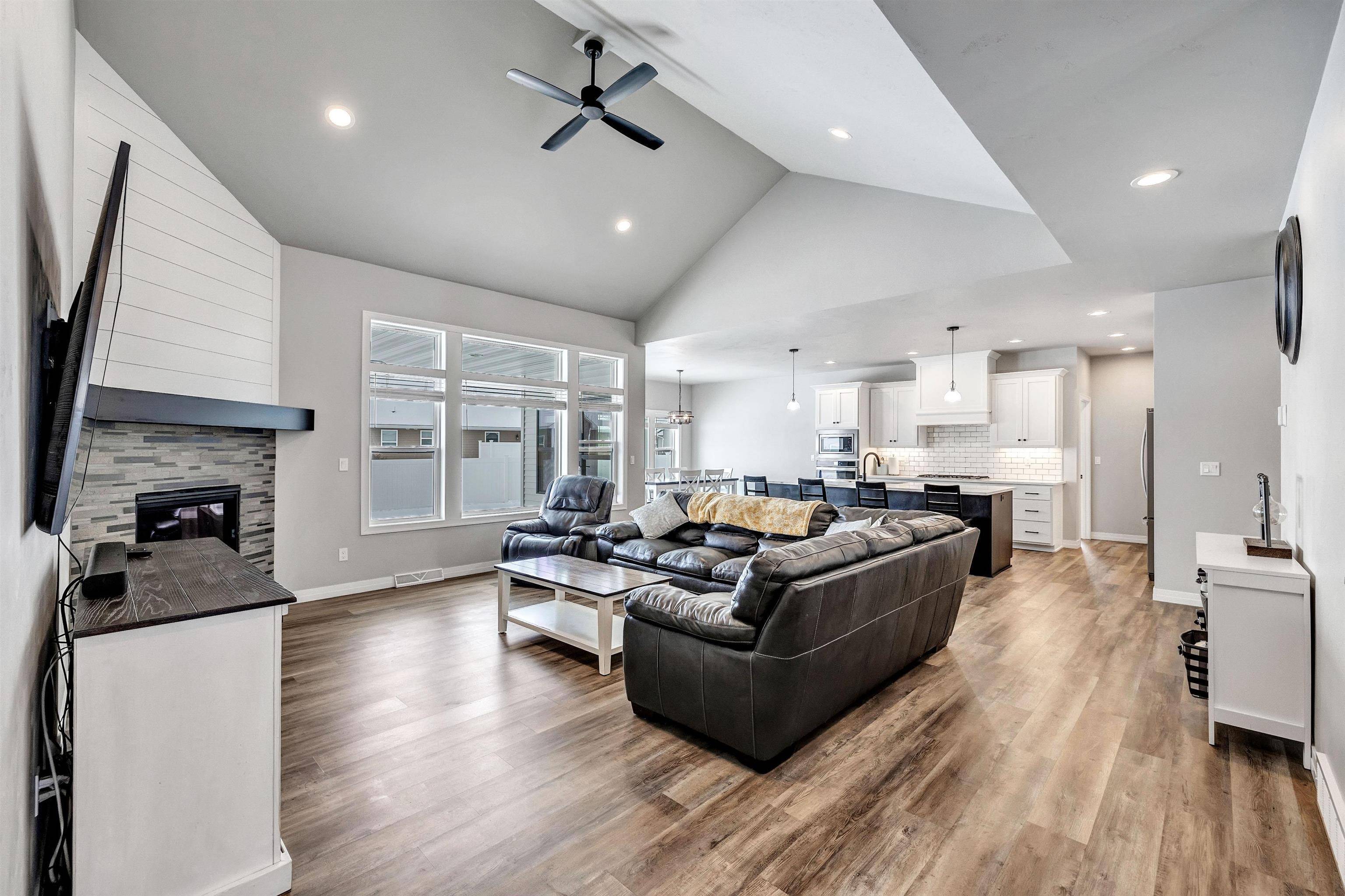 De Pere, WI 54115,1033 CIDER DR