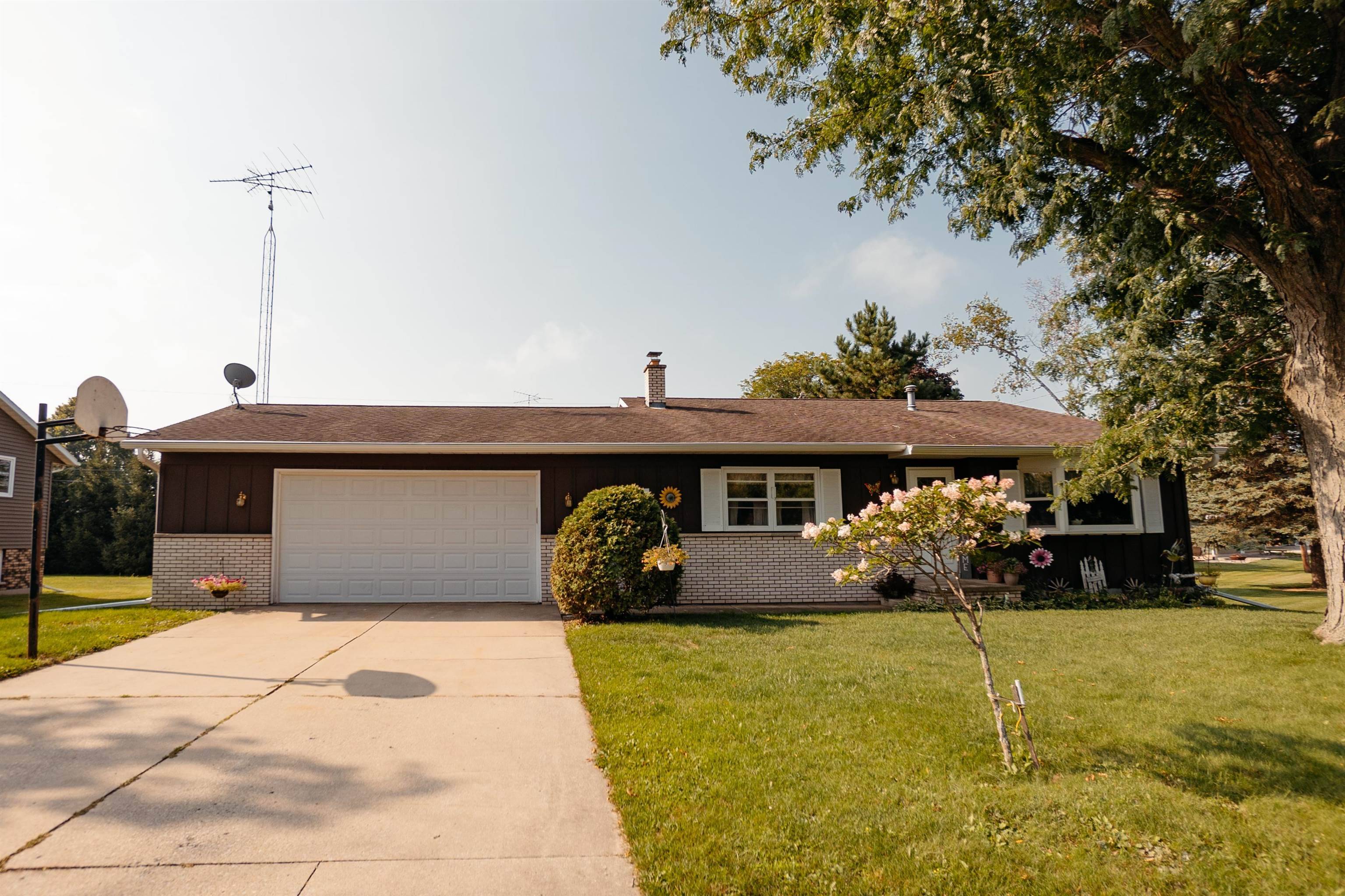 Waupun, WI 53963,805 SUNSET CT