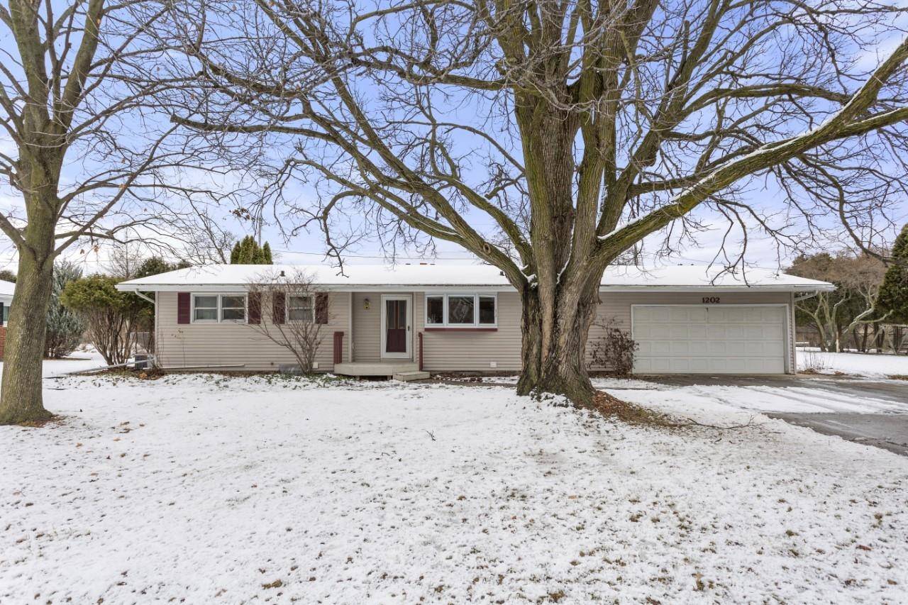 Appleton, WI 54911,1202 N GREEN GROVE RD