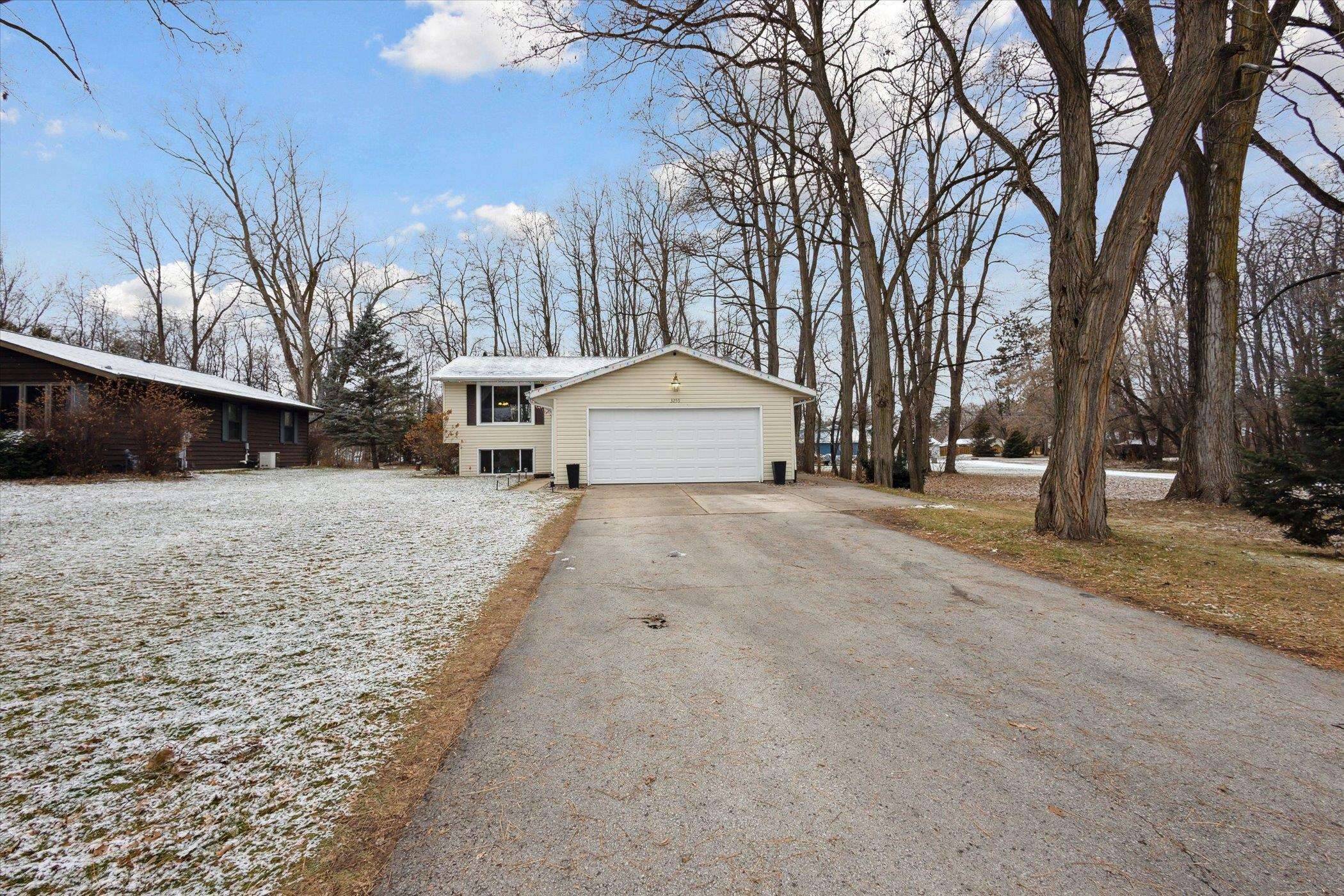 Suamico, WI 54173-9999,3259 MAPLE GRV