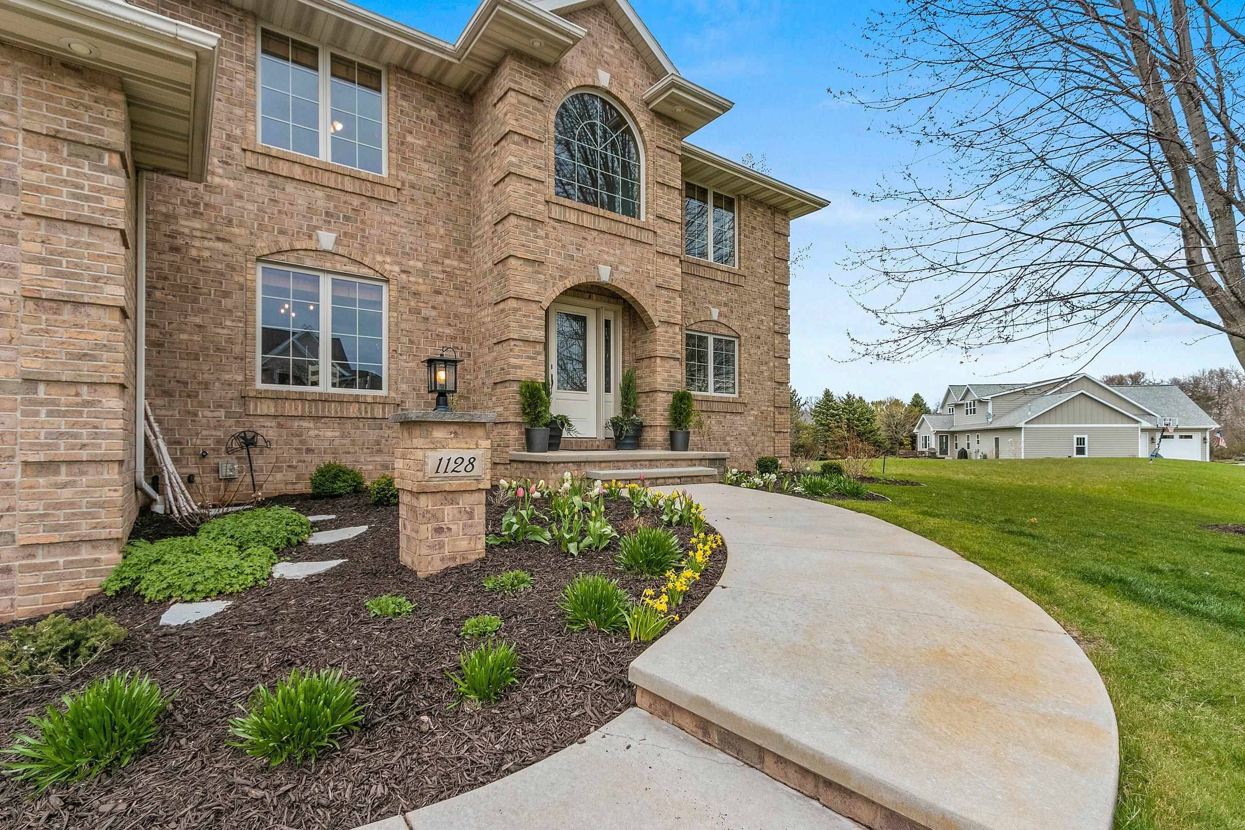 Suamico, WI 54173-8085,1128 CROWN POINTE CIR