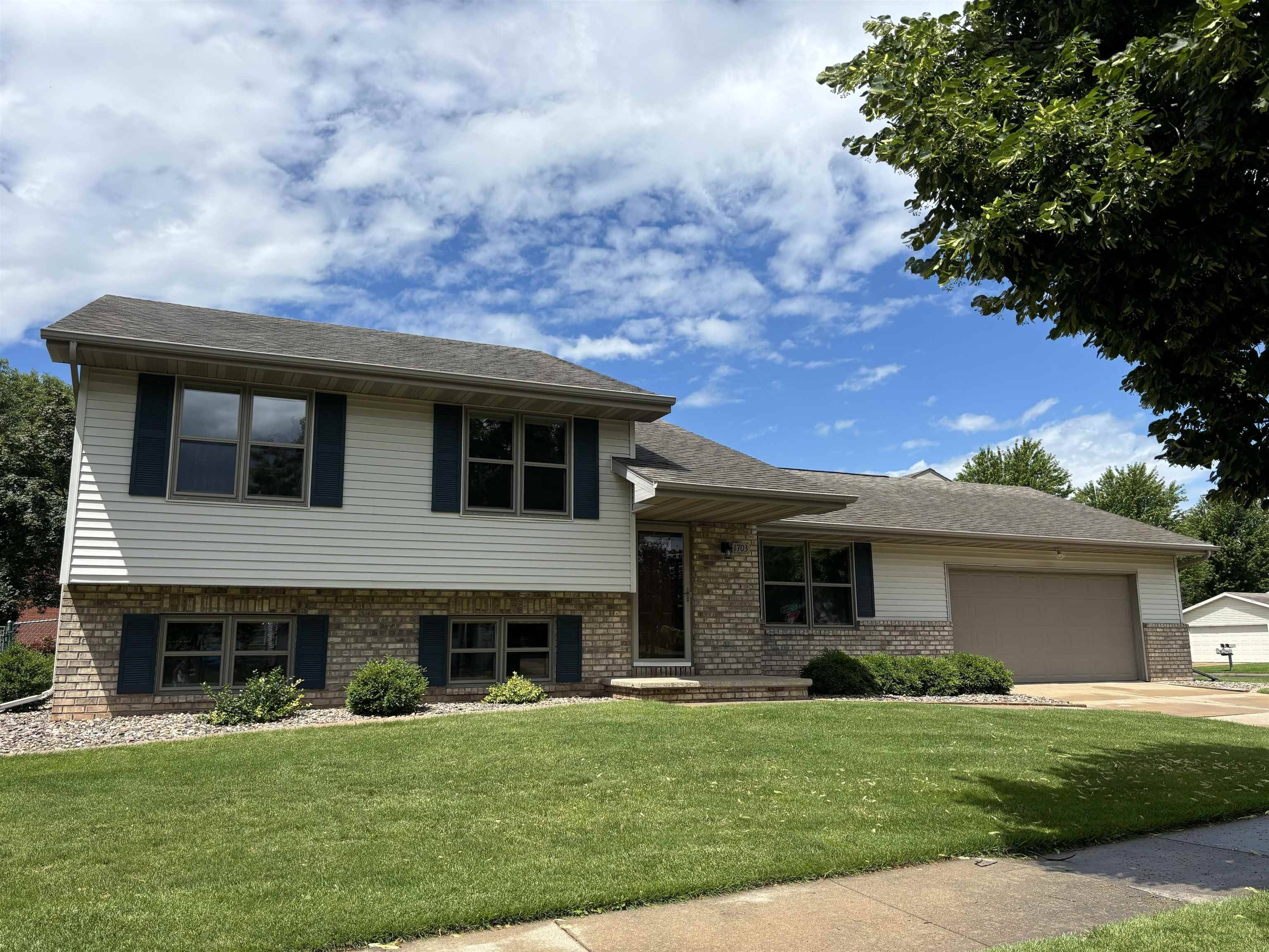 Appleton, WI 54915,1703 E ORCHARD BLOSSOM DR