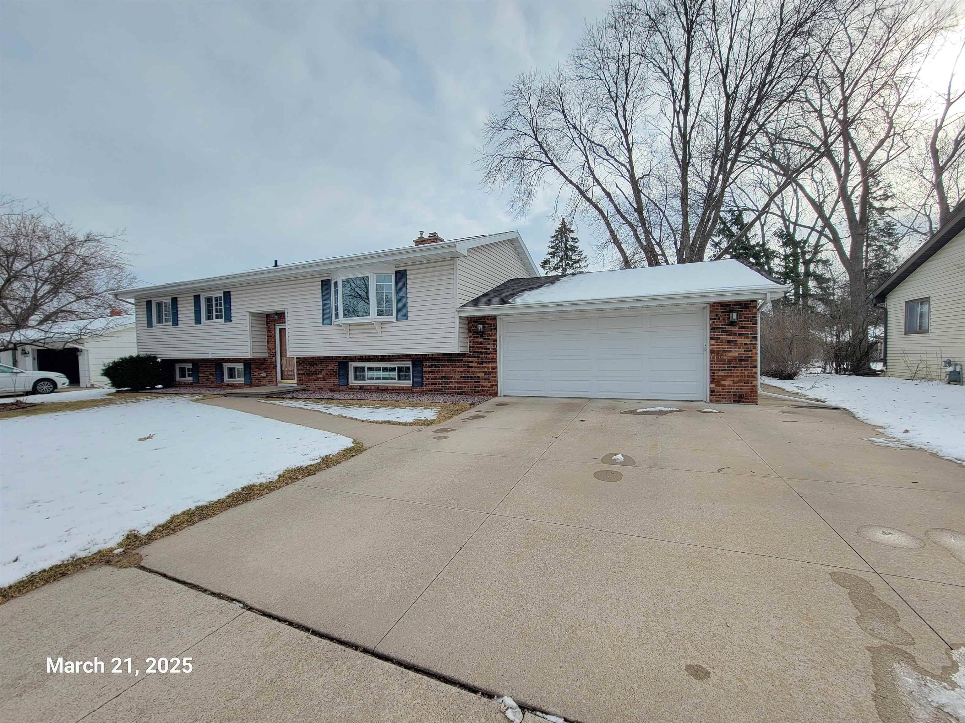 Appleton, WI 54915-30,600 N CANTERBURY DR