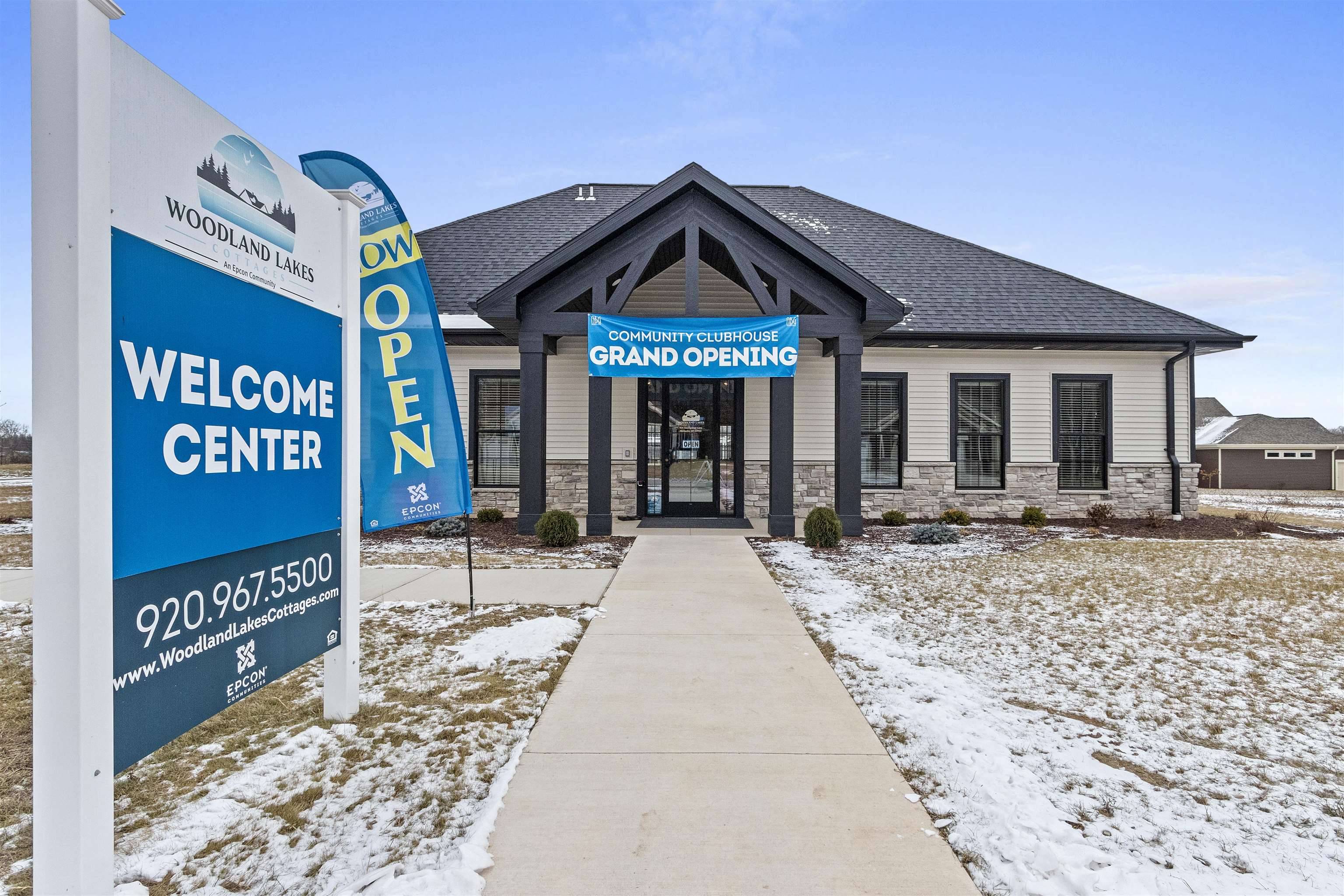 Menasha, WI 54952,883 BLACK SWAN DR #256