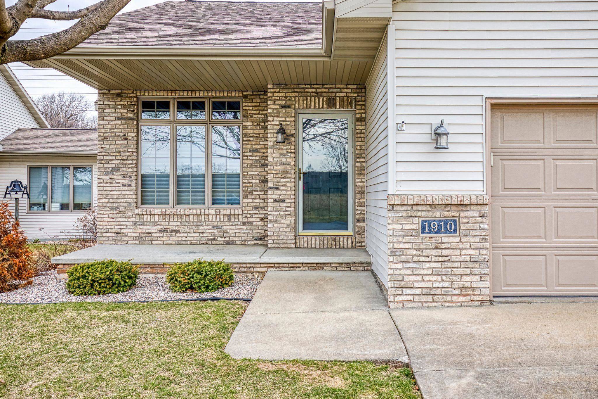 Appleton, WI 54915,1910 E SYLVAN AVE #2