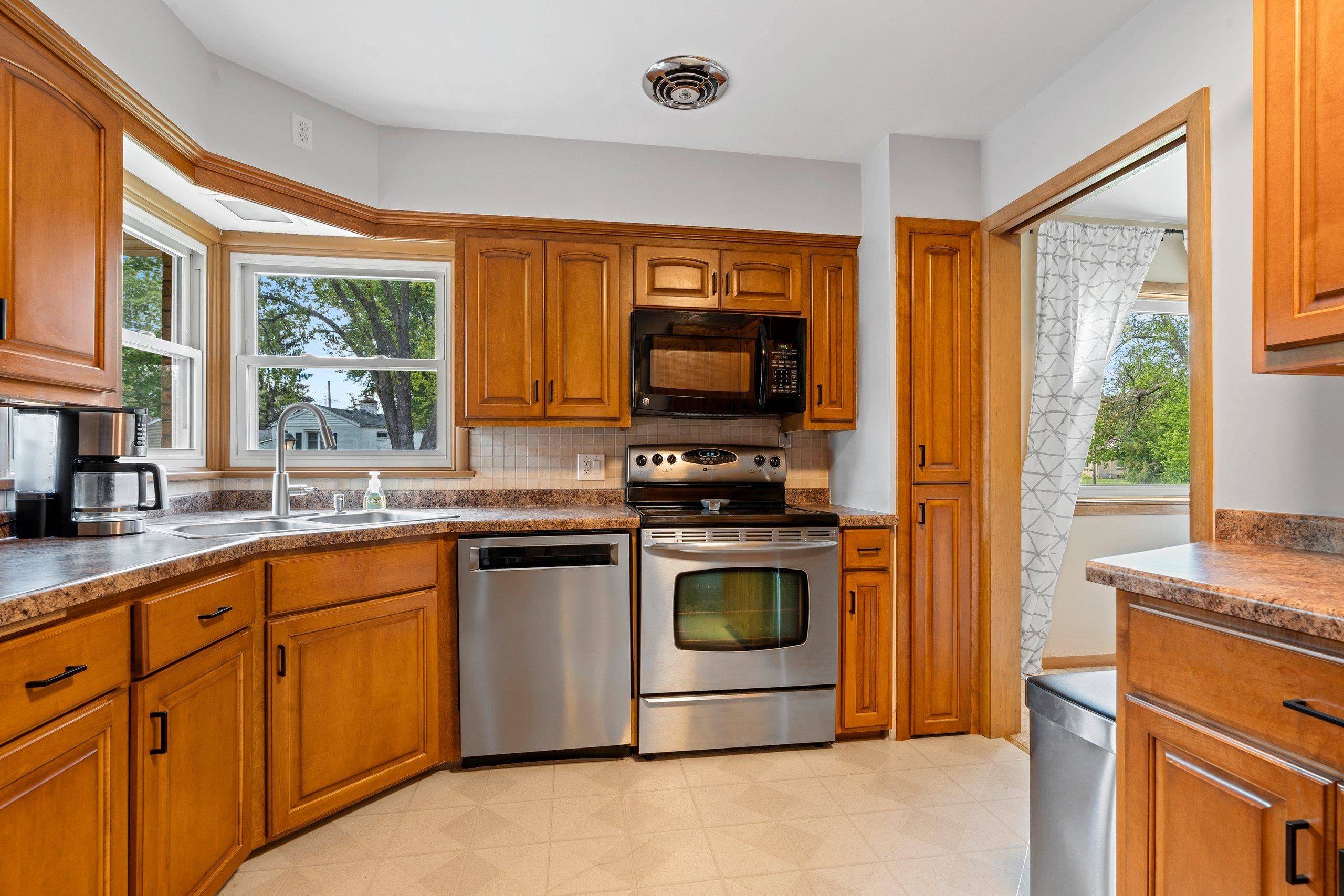 Menasha, WI 54952-2218,718 CARVER LN