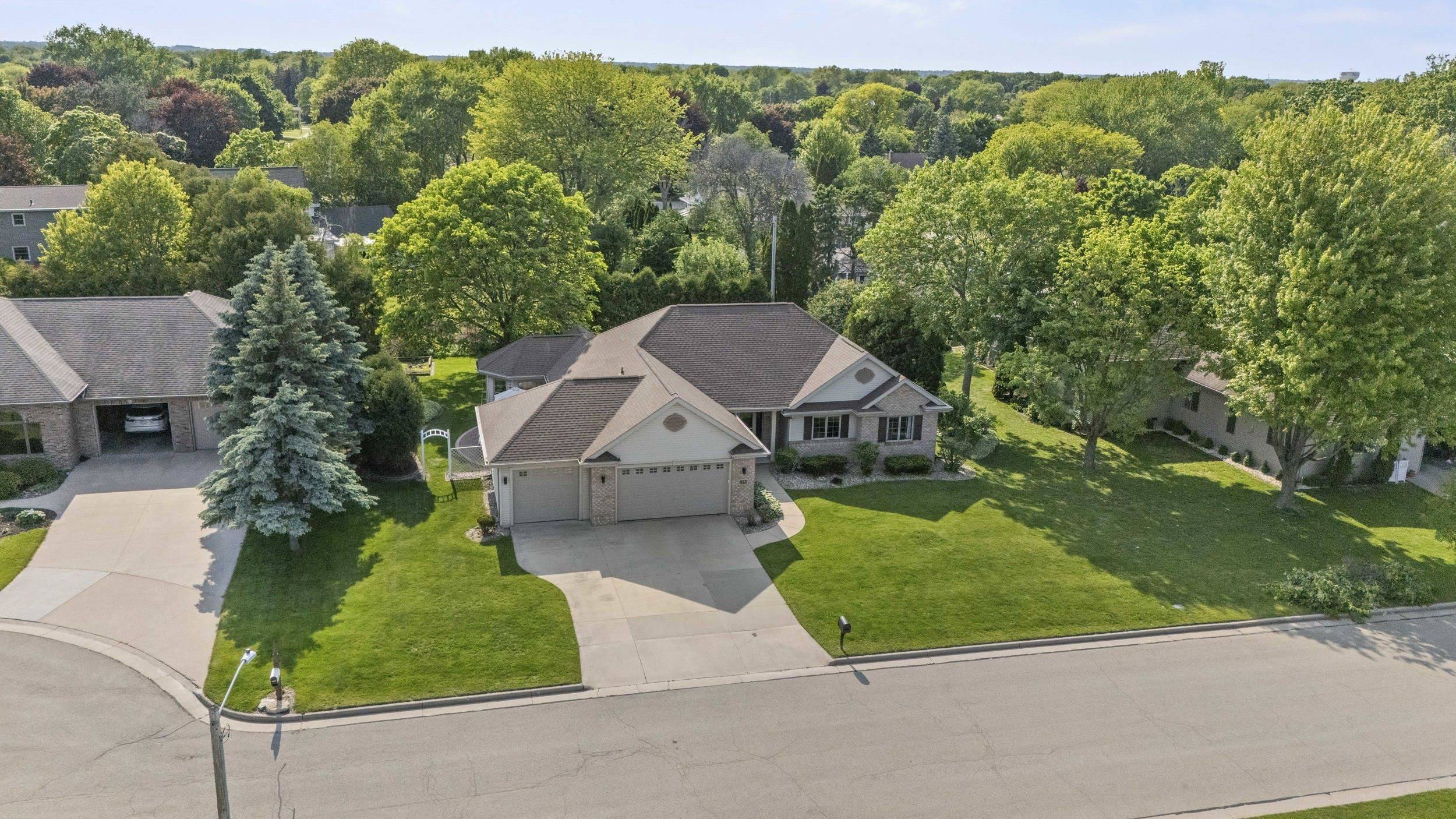 Neenah, WI 54956,1323 BRADFORD CT