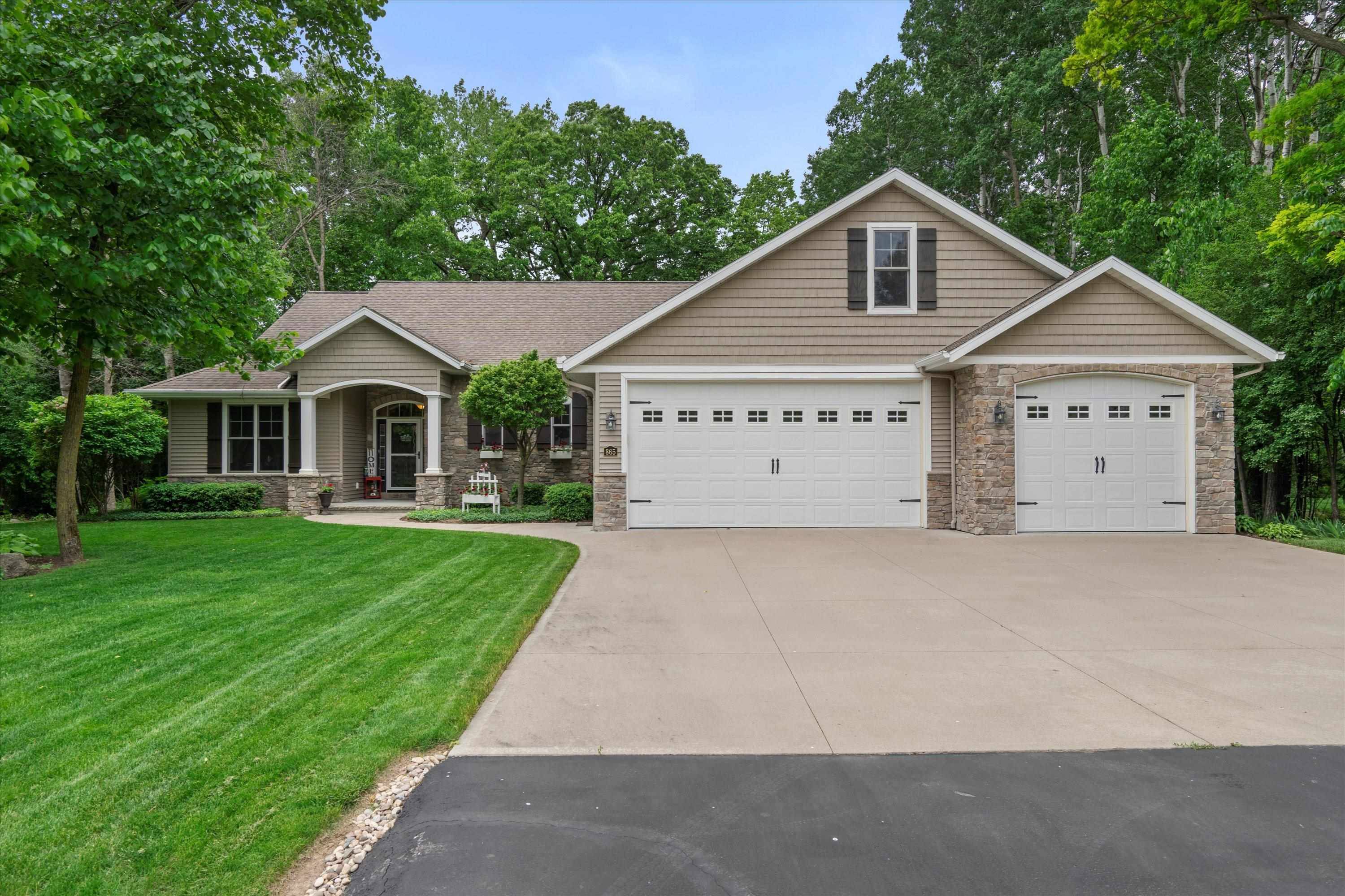 Neenah, WI 54956,865 TERRA COTTA DR