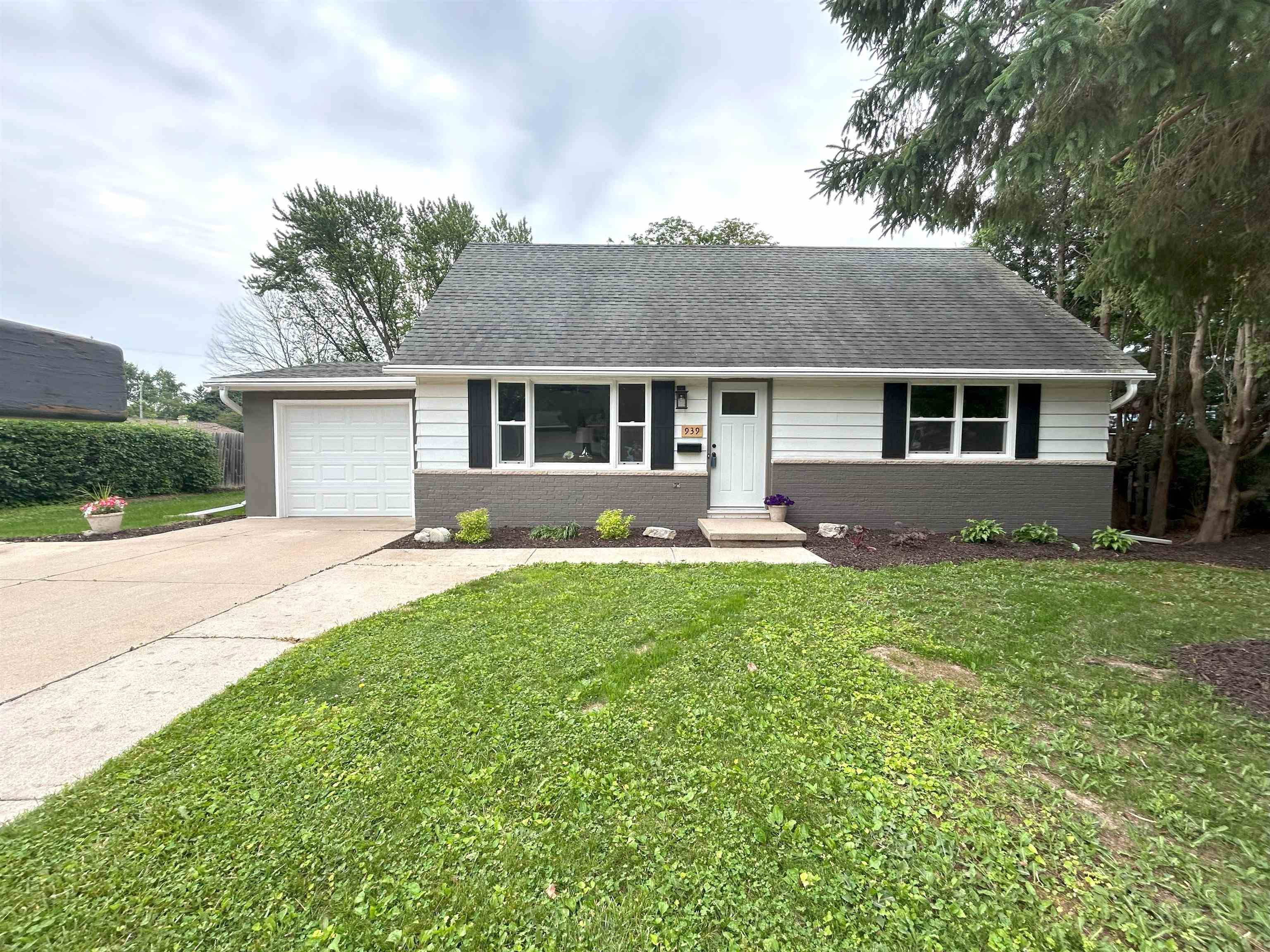 De Pere, WI 54115,939 VERONICA LN