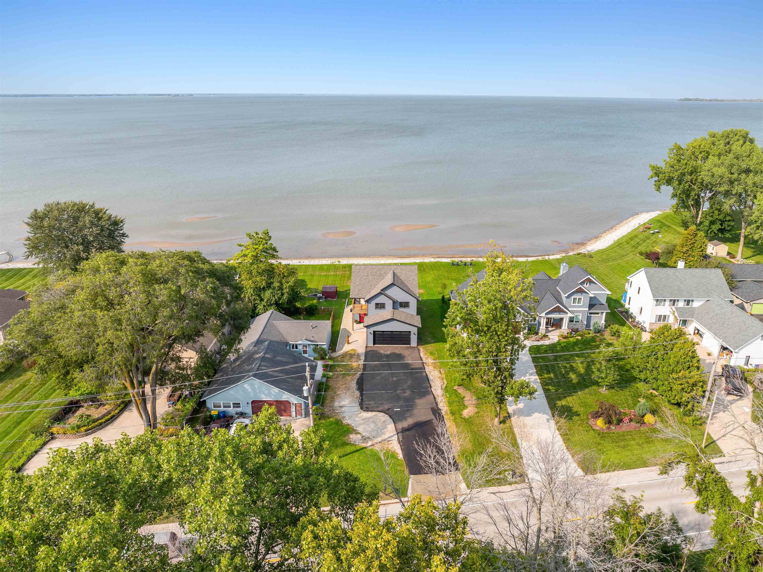 Green Bay, WI 54302-4729,2747 E SHORE DR