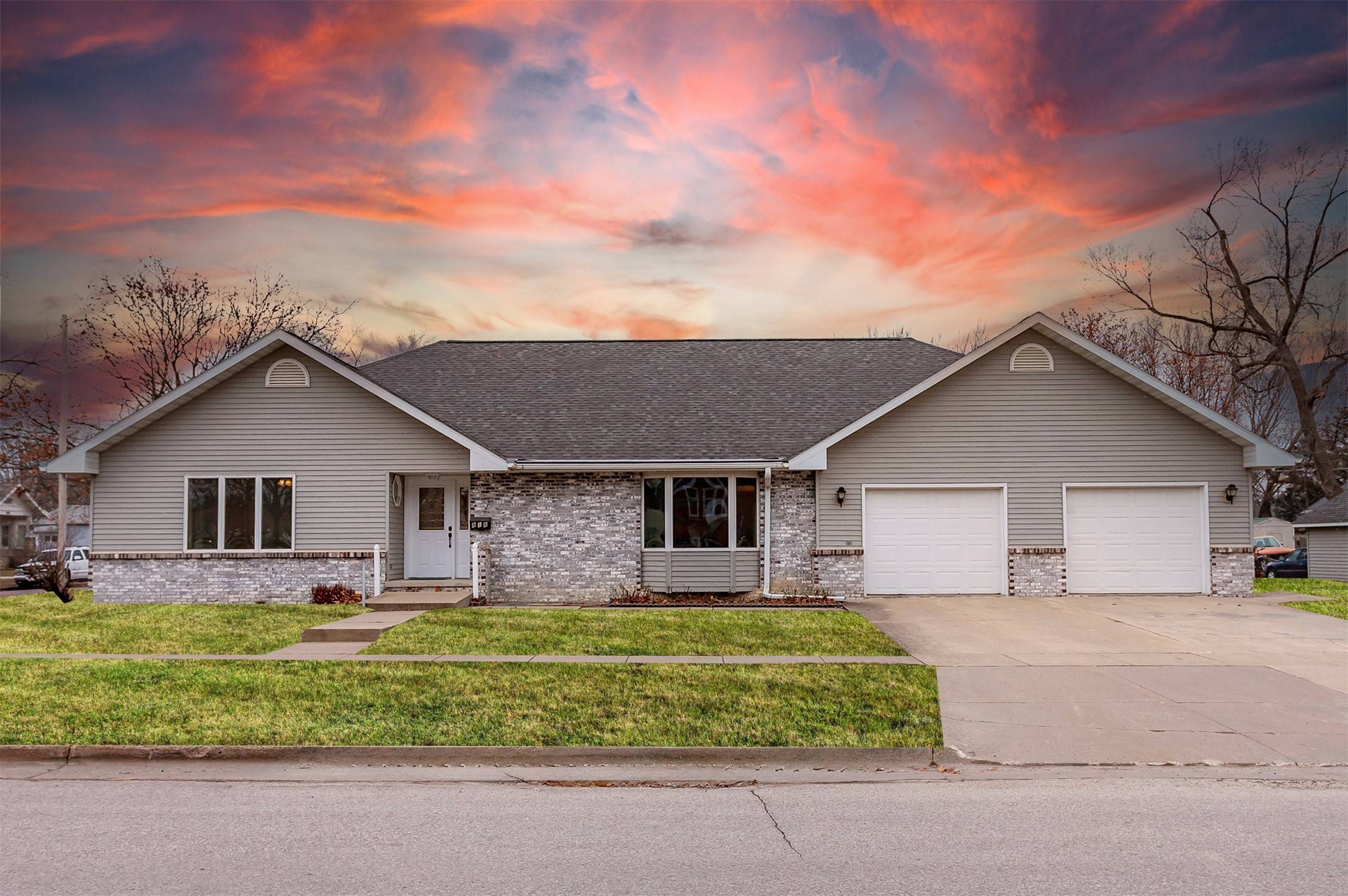 Adel, IA 50003,818 Rapids Street