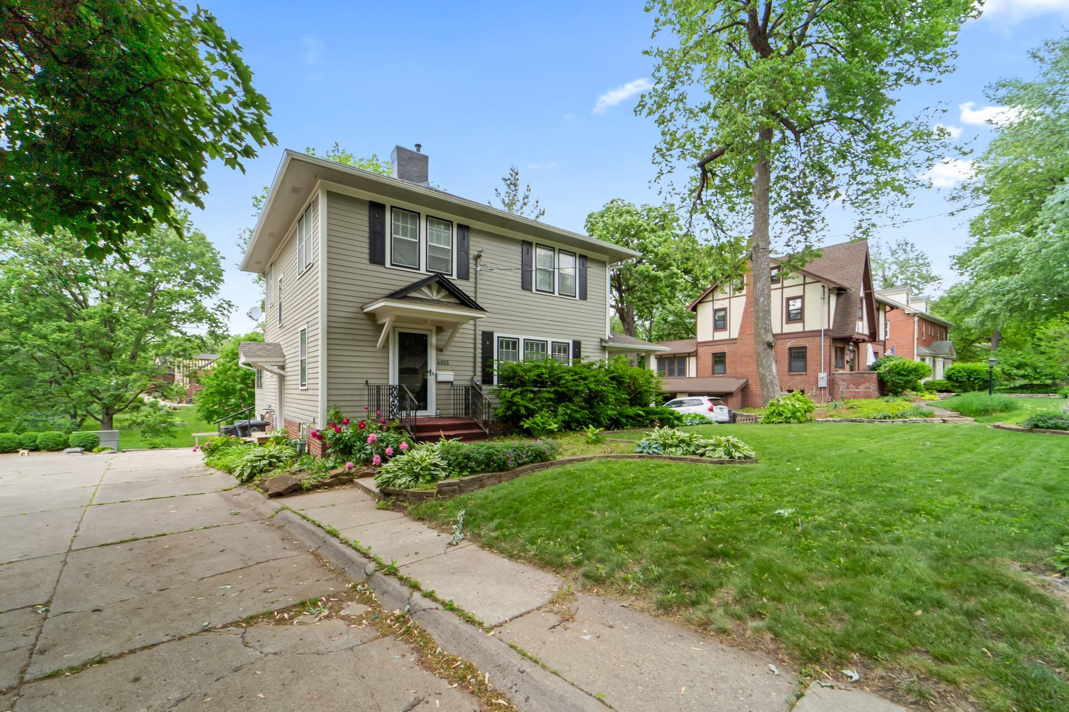 Des Moines, IA 50312,6015 Waterbury Circle