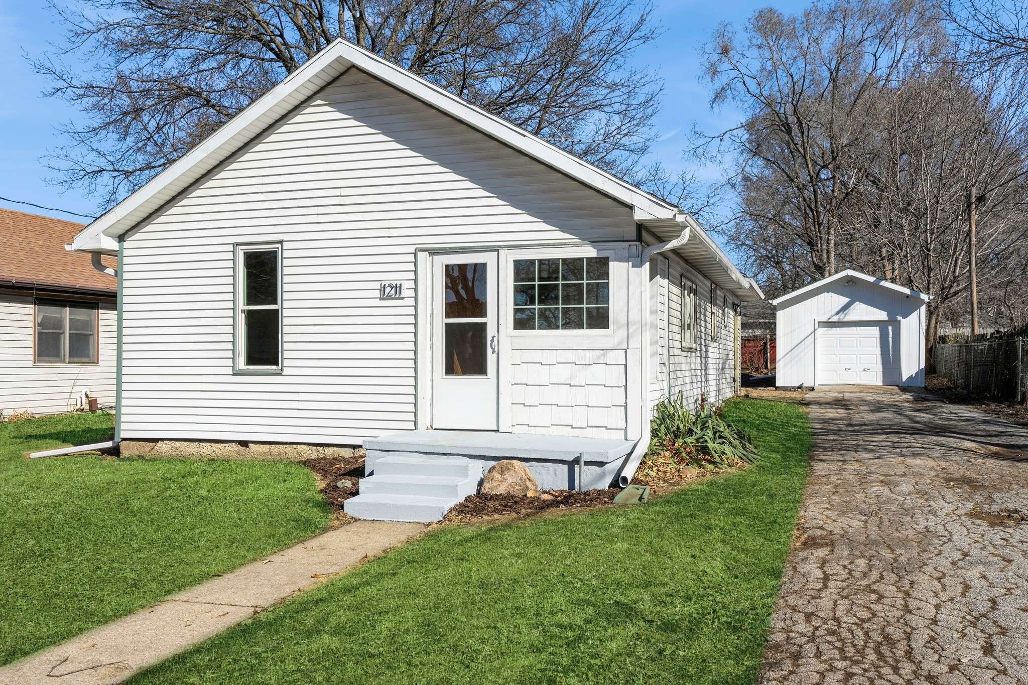Des Moines, IA 50317,1211 E 32nd Street