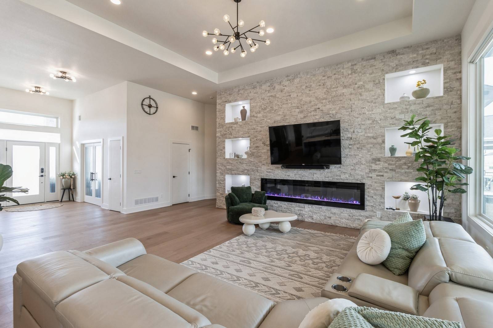 Clive, IA 50325,17963 Creekside Drive