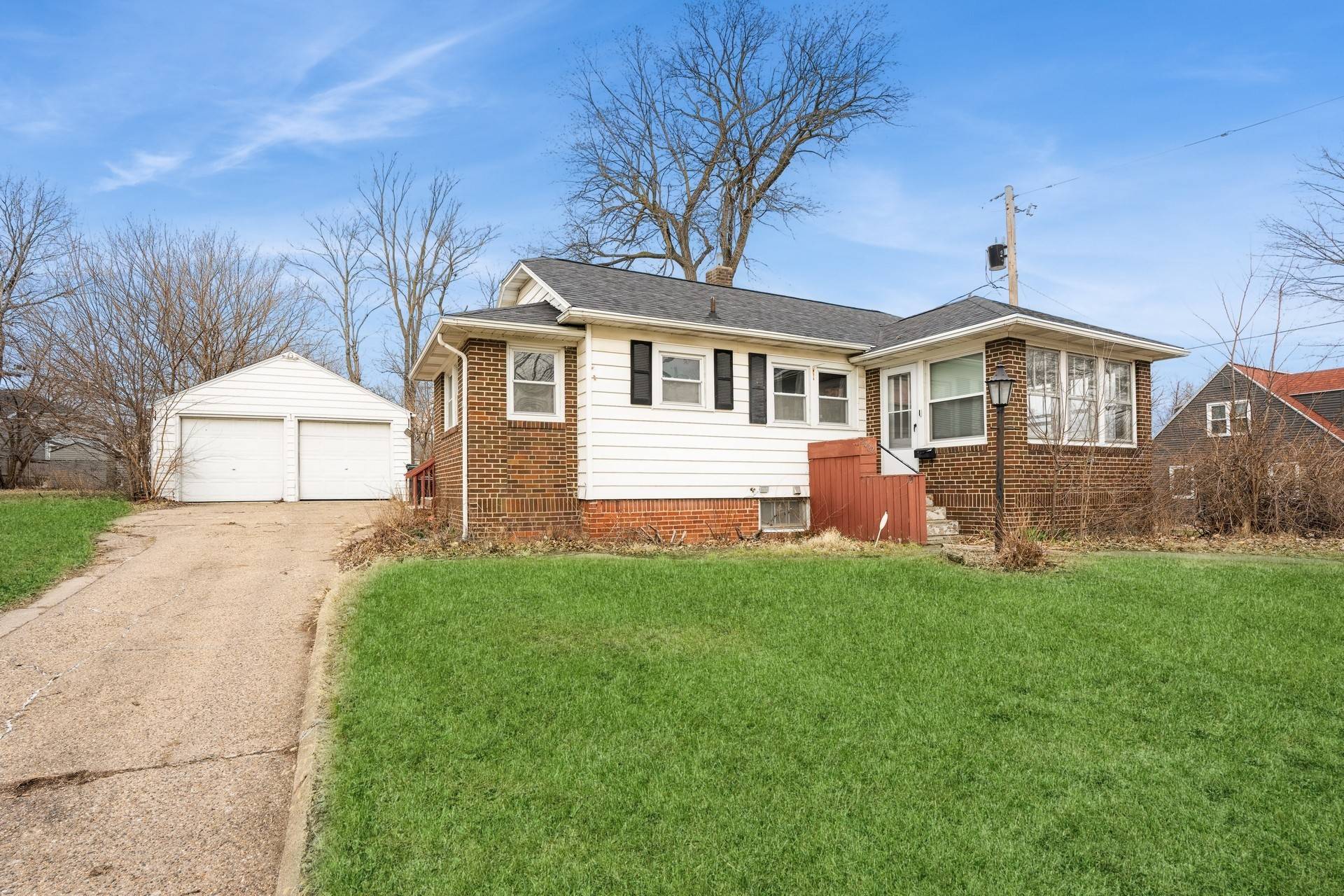 Des Moines, IA 50310,2422 38th Street