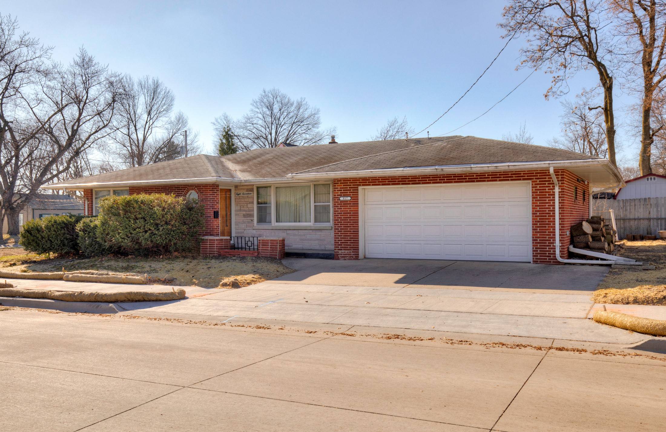 Des Moines, IA 50316,817 E Douglas Avenue