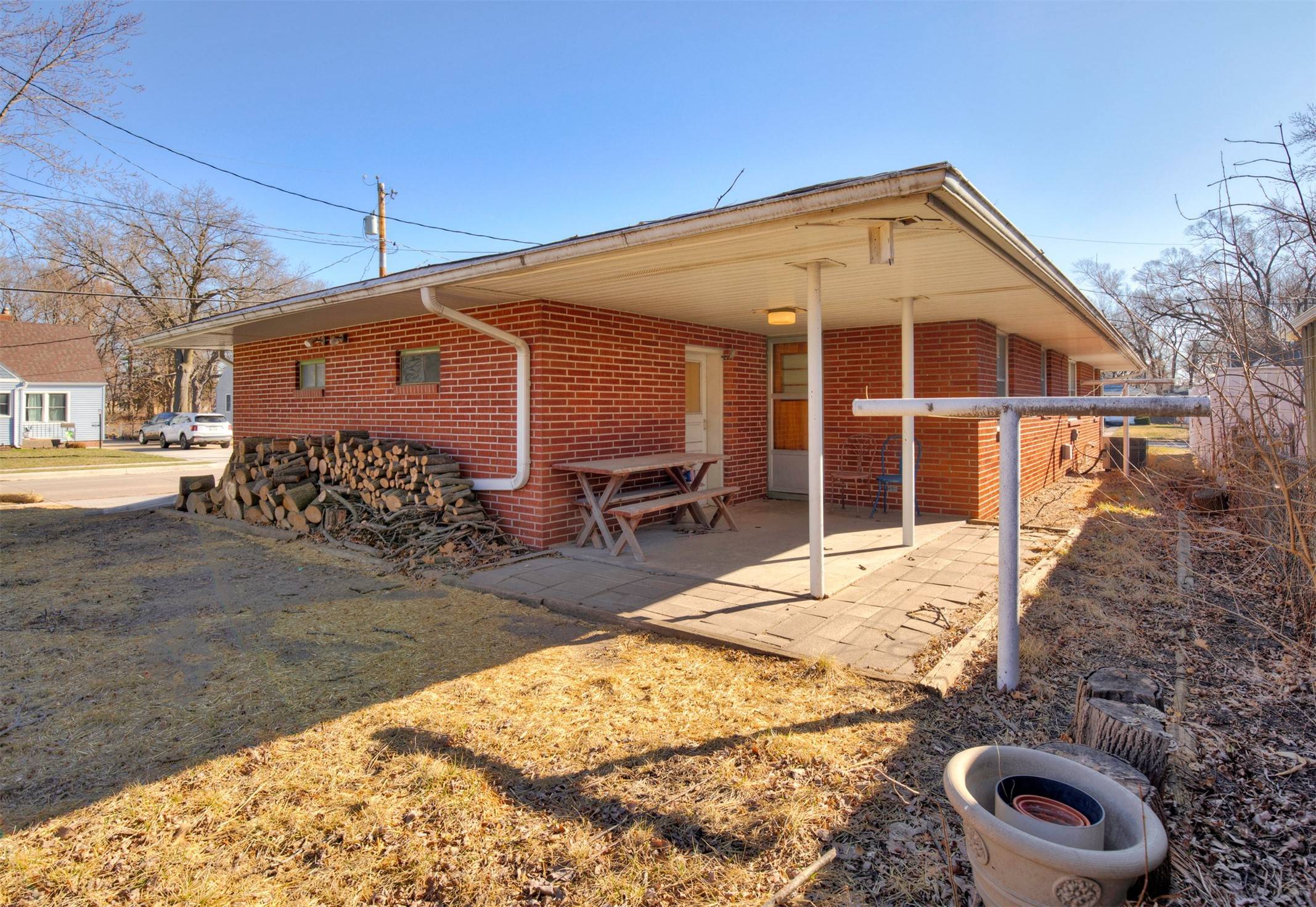 Des Moines, IA 50316,817 E Douglas Avenue