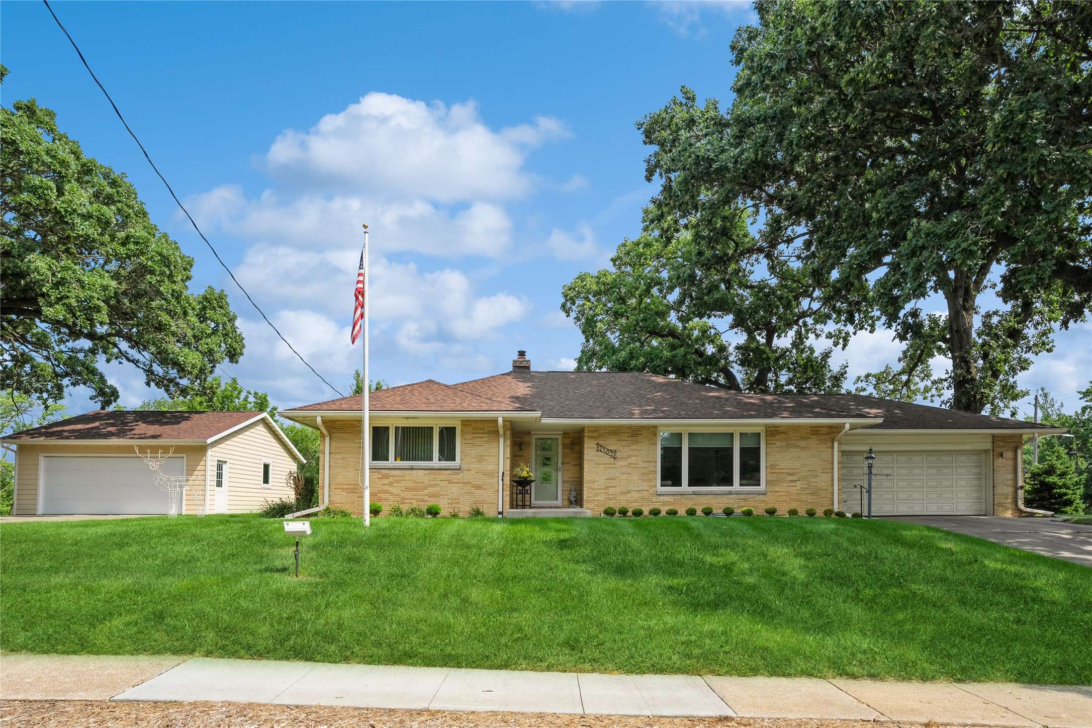 Des Moines, IA 50321,2105 Park Avenue