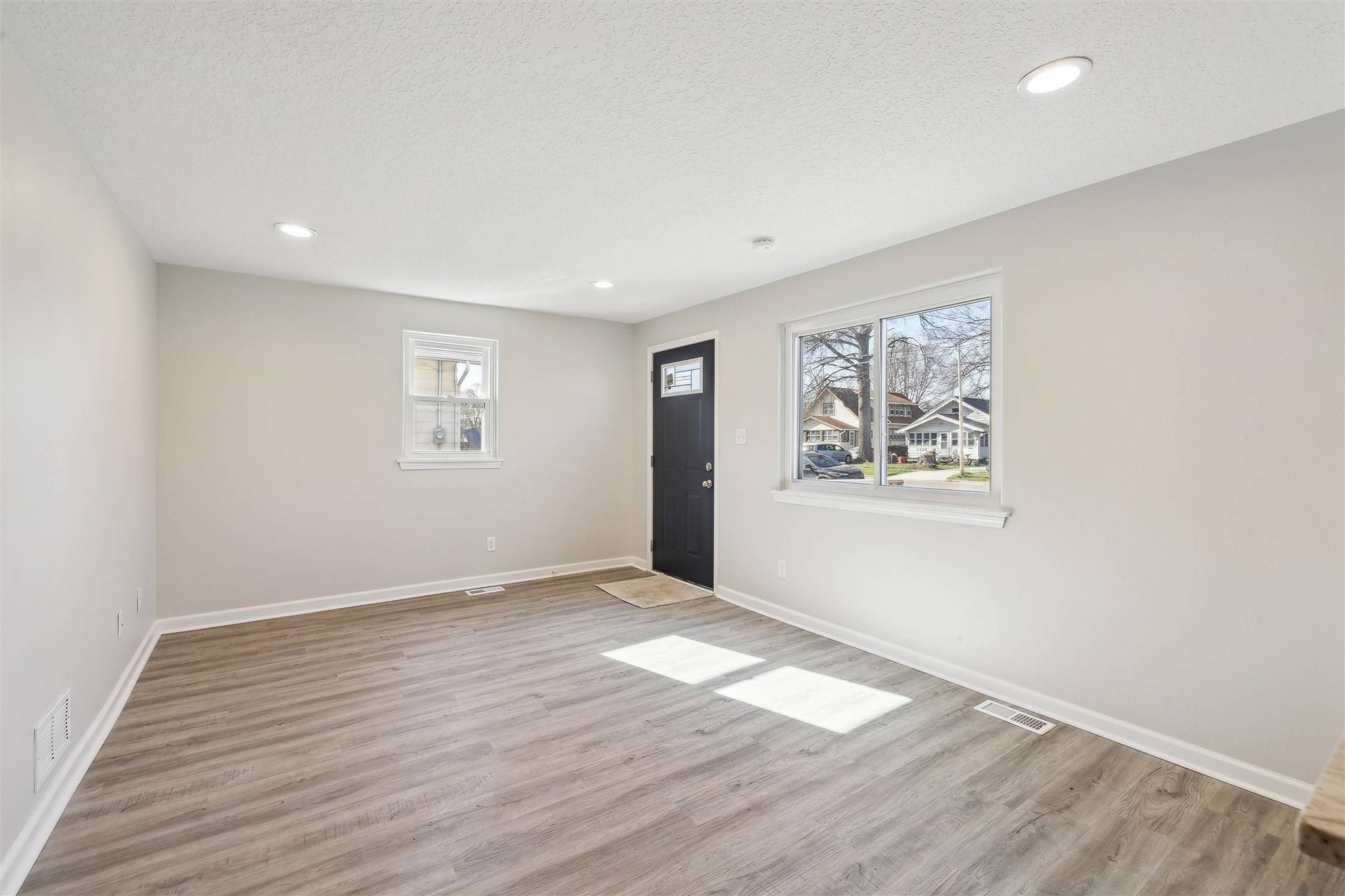 Des Moines, IA 50317,2343 E Grand Avenue