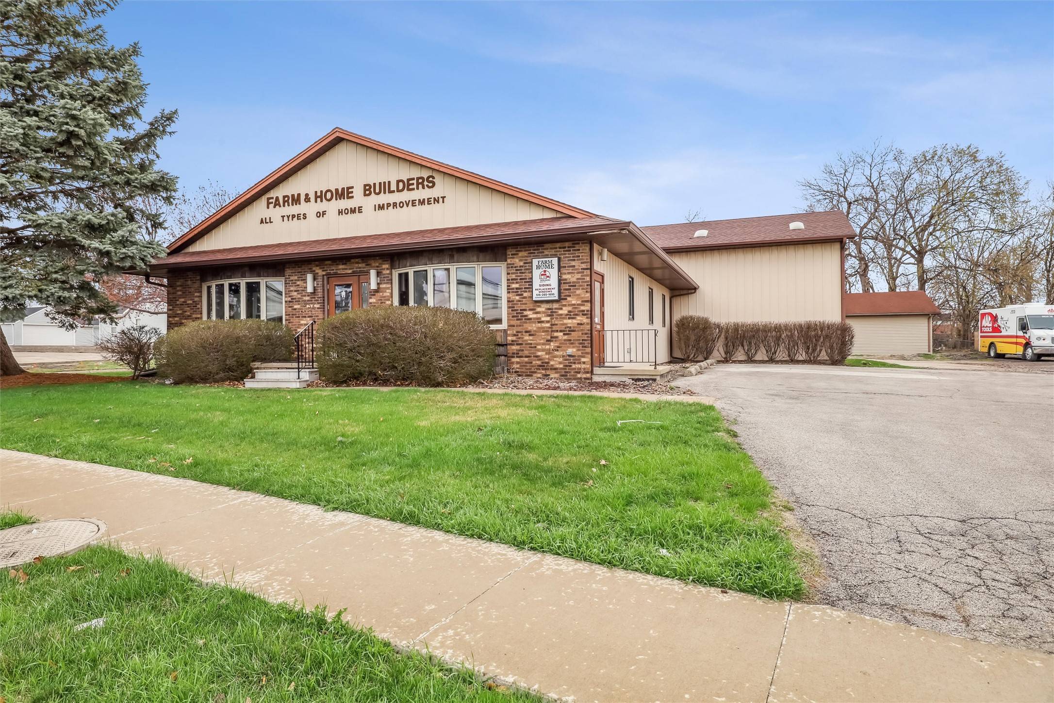 Des Moines, IA 50316,1954 Hubbell Avenue