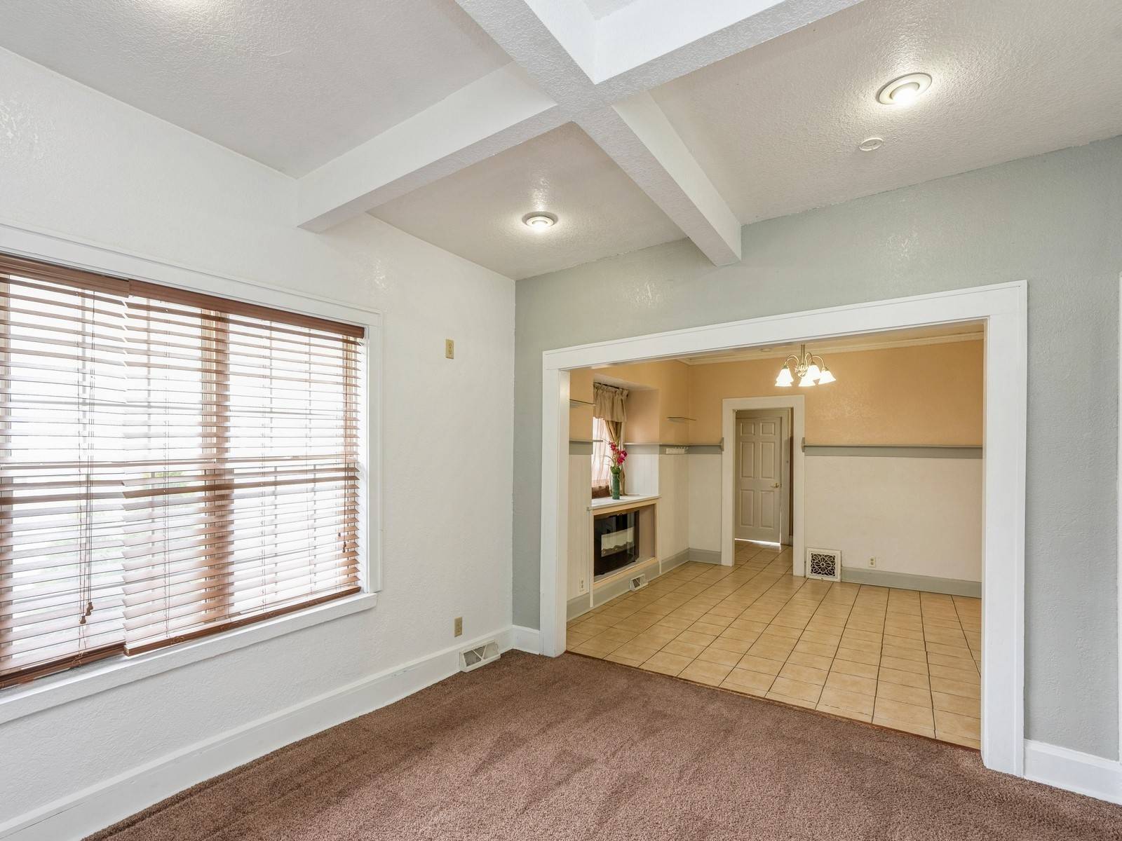 Des Moines, IA 50316,1009 Hull Avenue