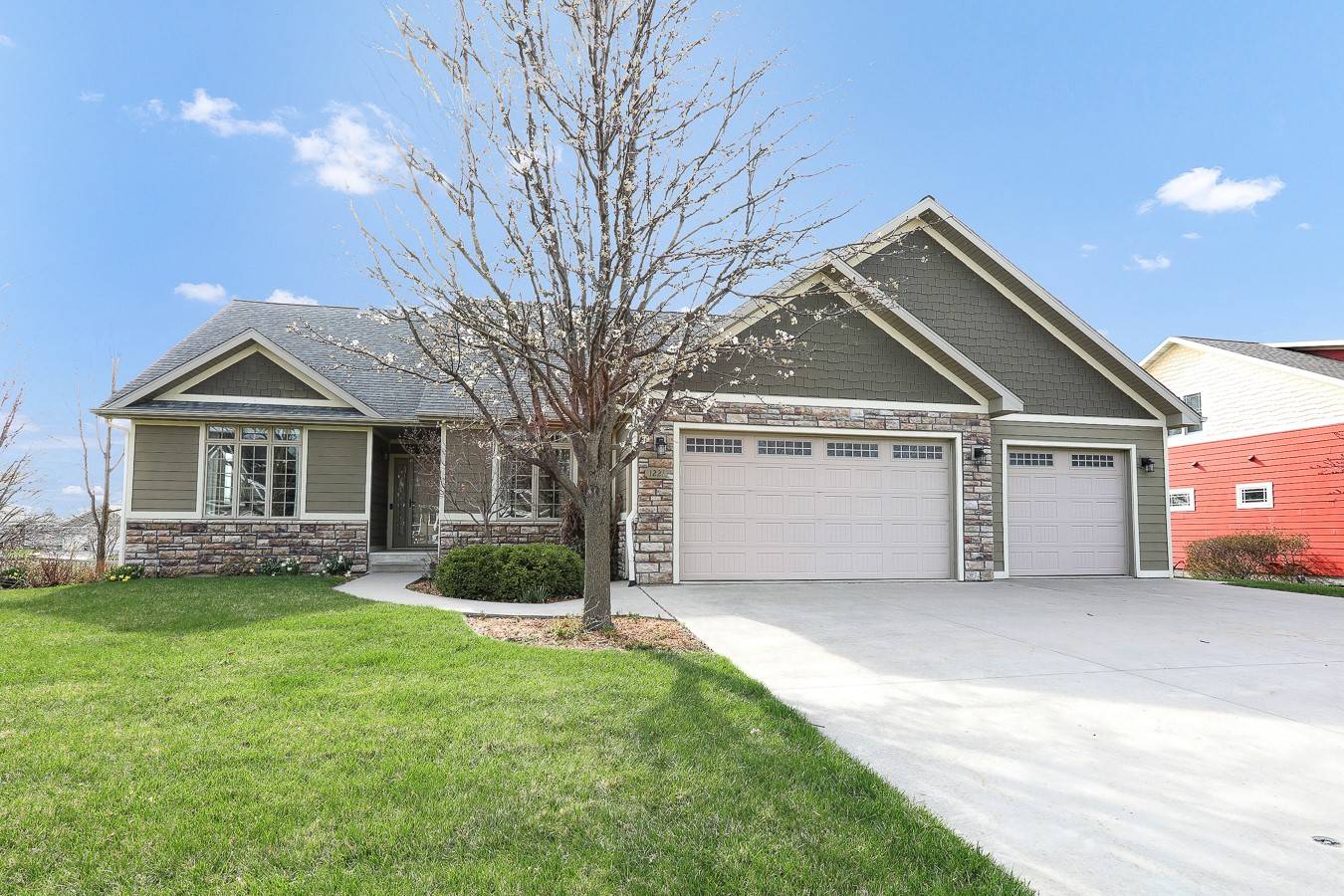 Pella, IA 50219,1221 Oakwood Drive