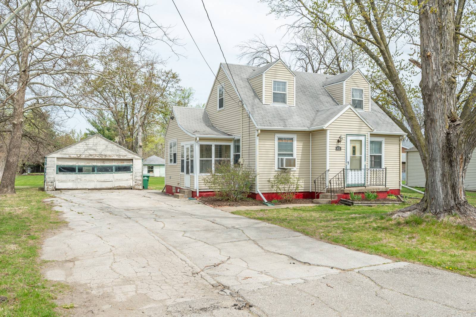 Des Moines, IA 50313,45 NW Aurora Avenue