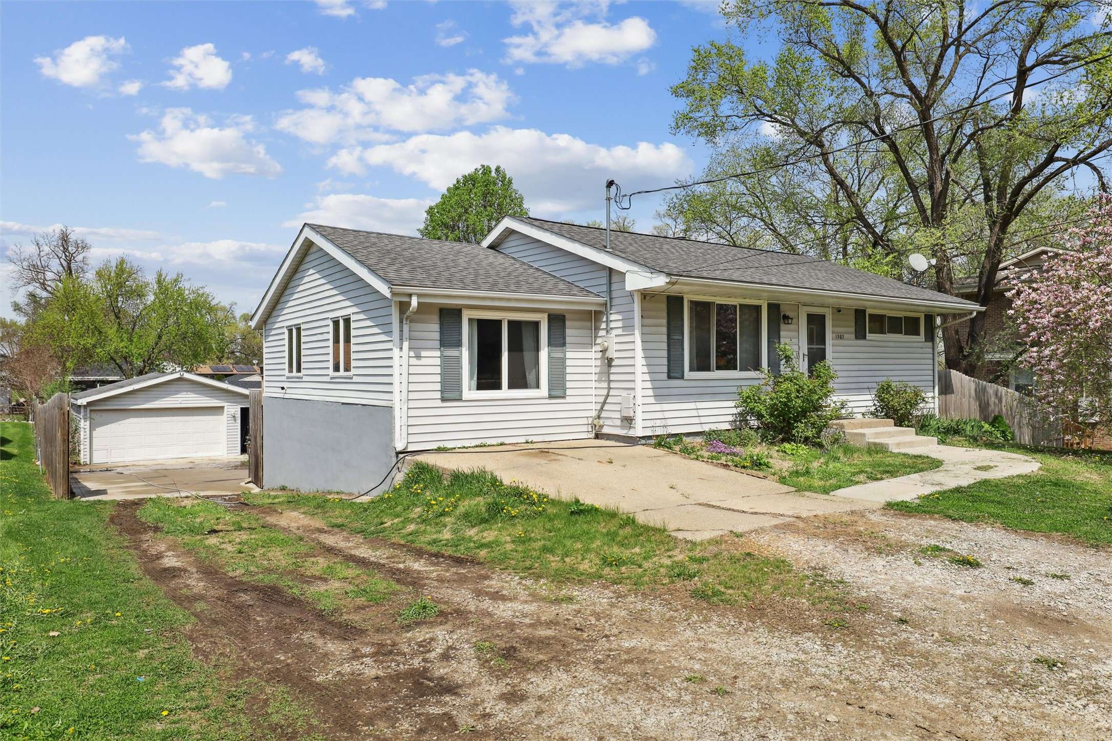 Des Moines, IA 50320,1502 E Glenwood Drive