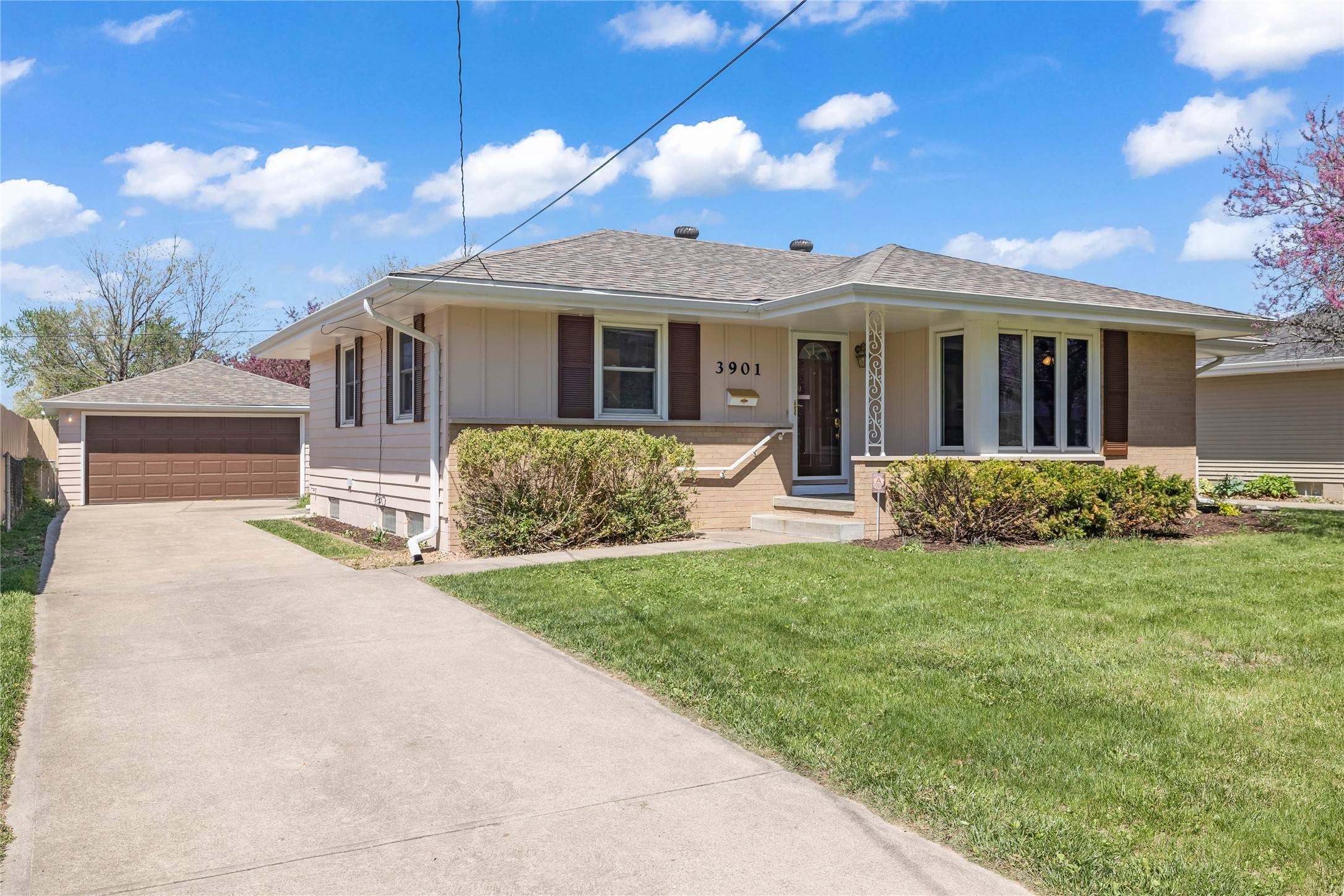 Des Moines, IA 50310,3901 Merced Street