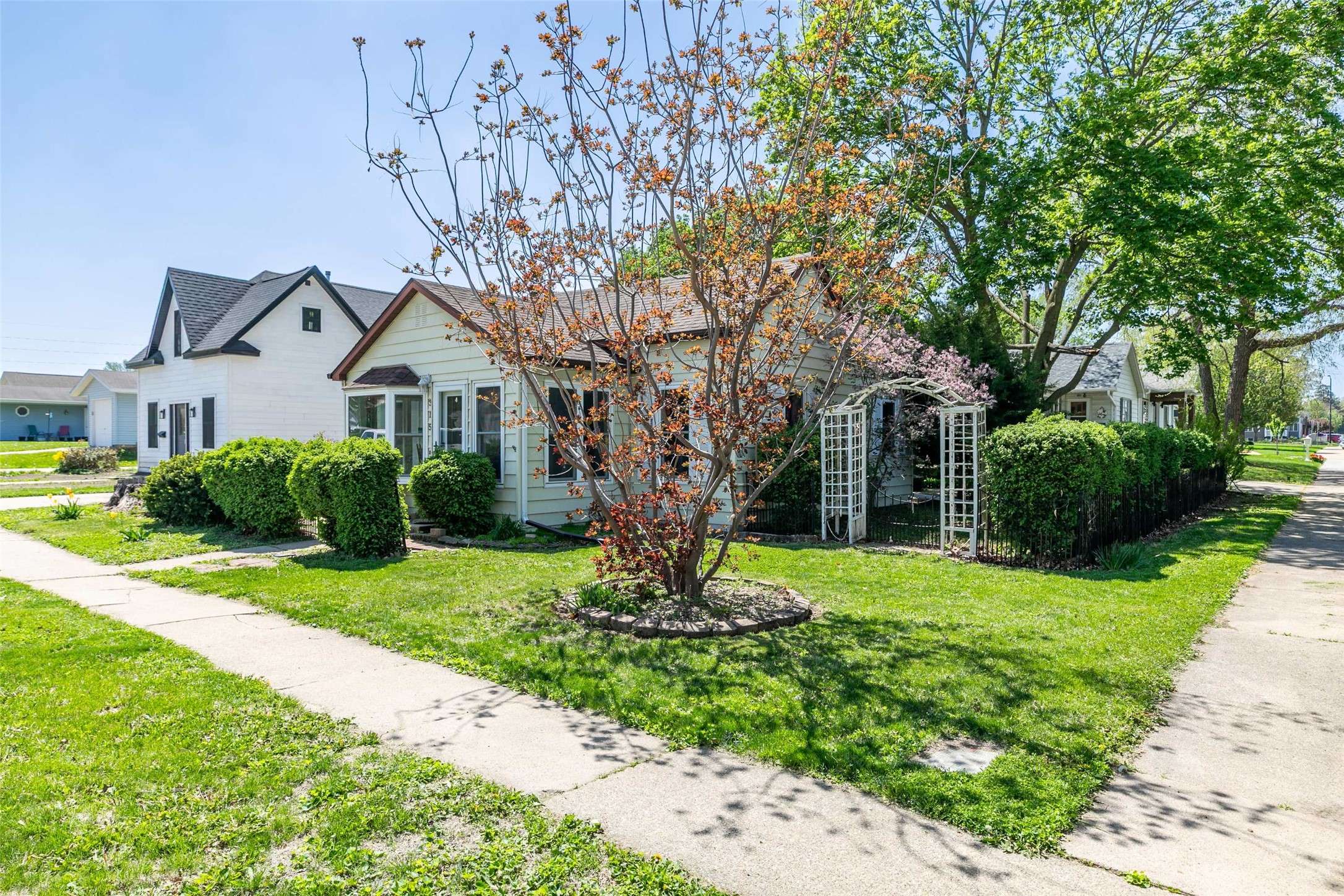 Pella, IA 50219,315 E 1st Street
